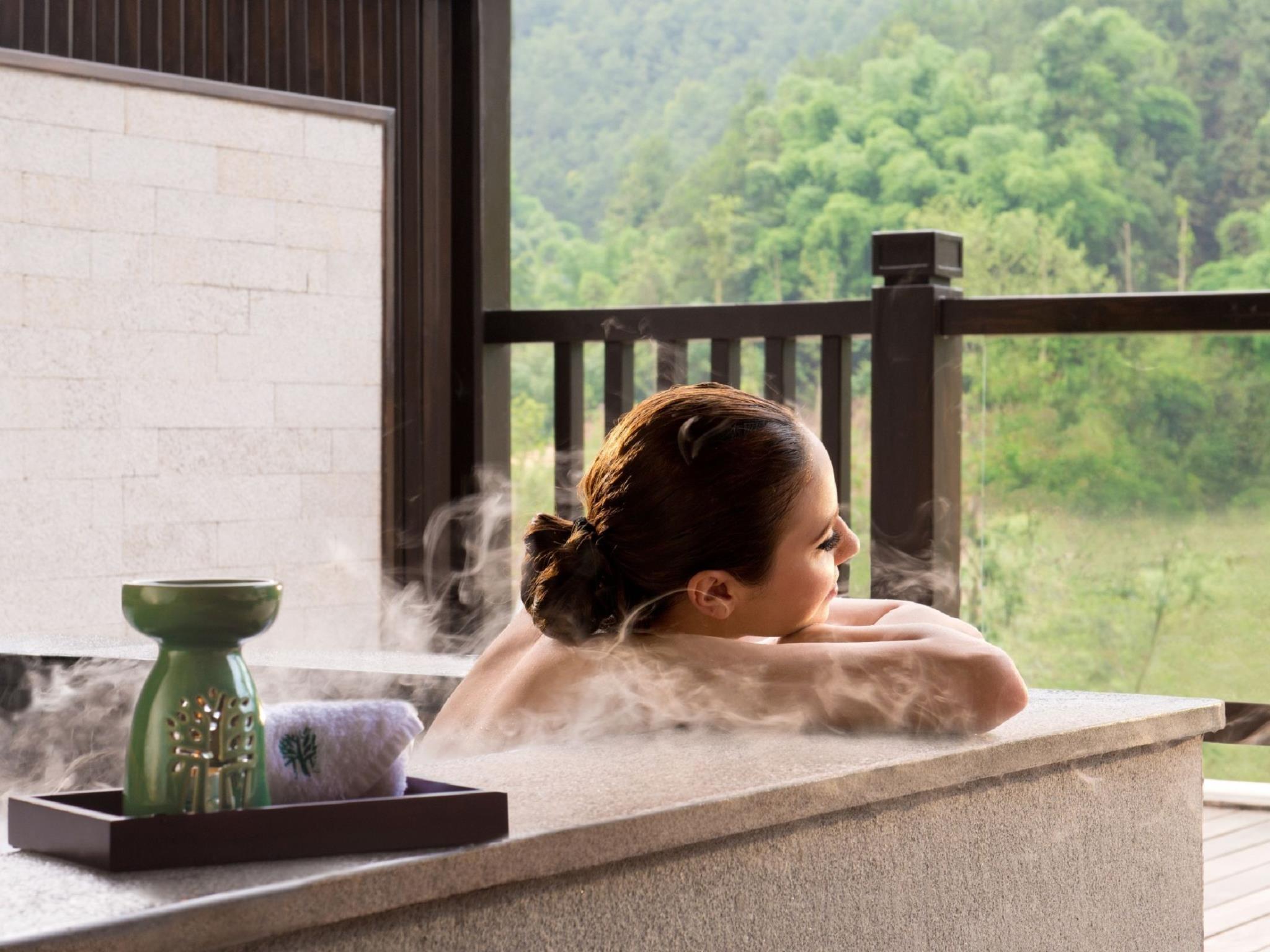 Tắm suối nước nóng