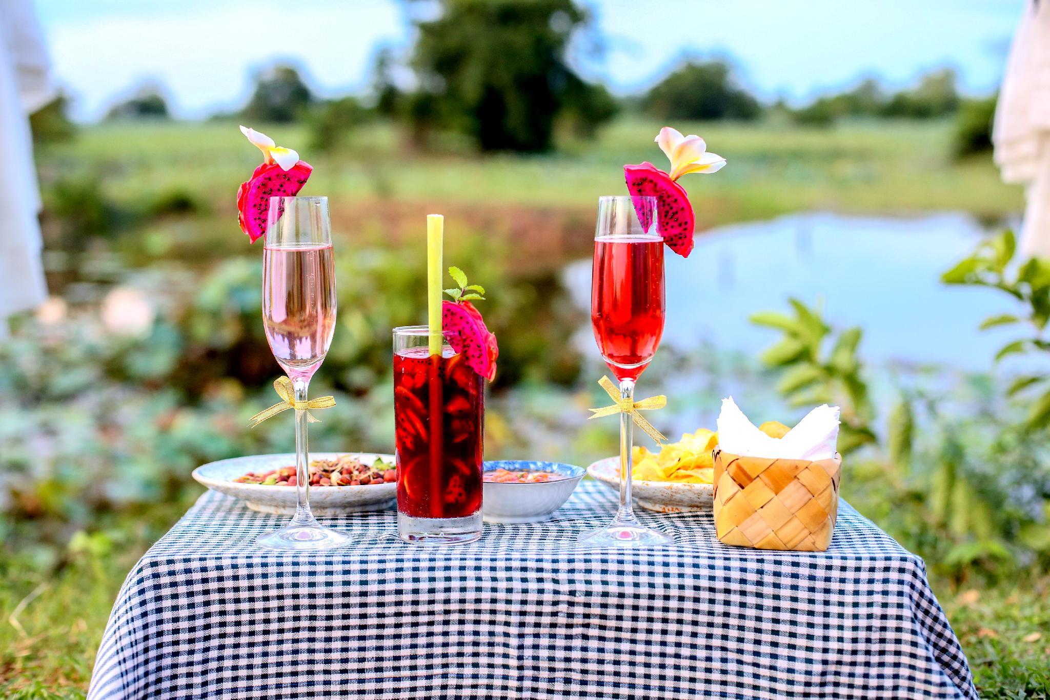 Quán bar cạnh bể bơi