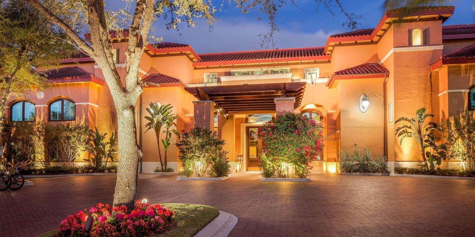 Ngoại cảnh khách sạn