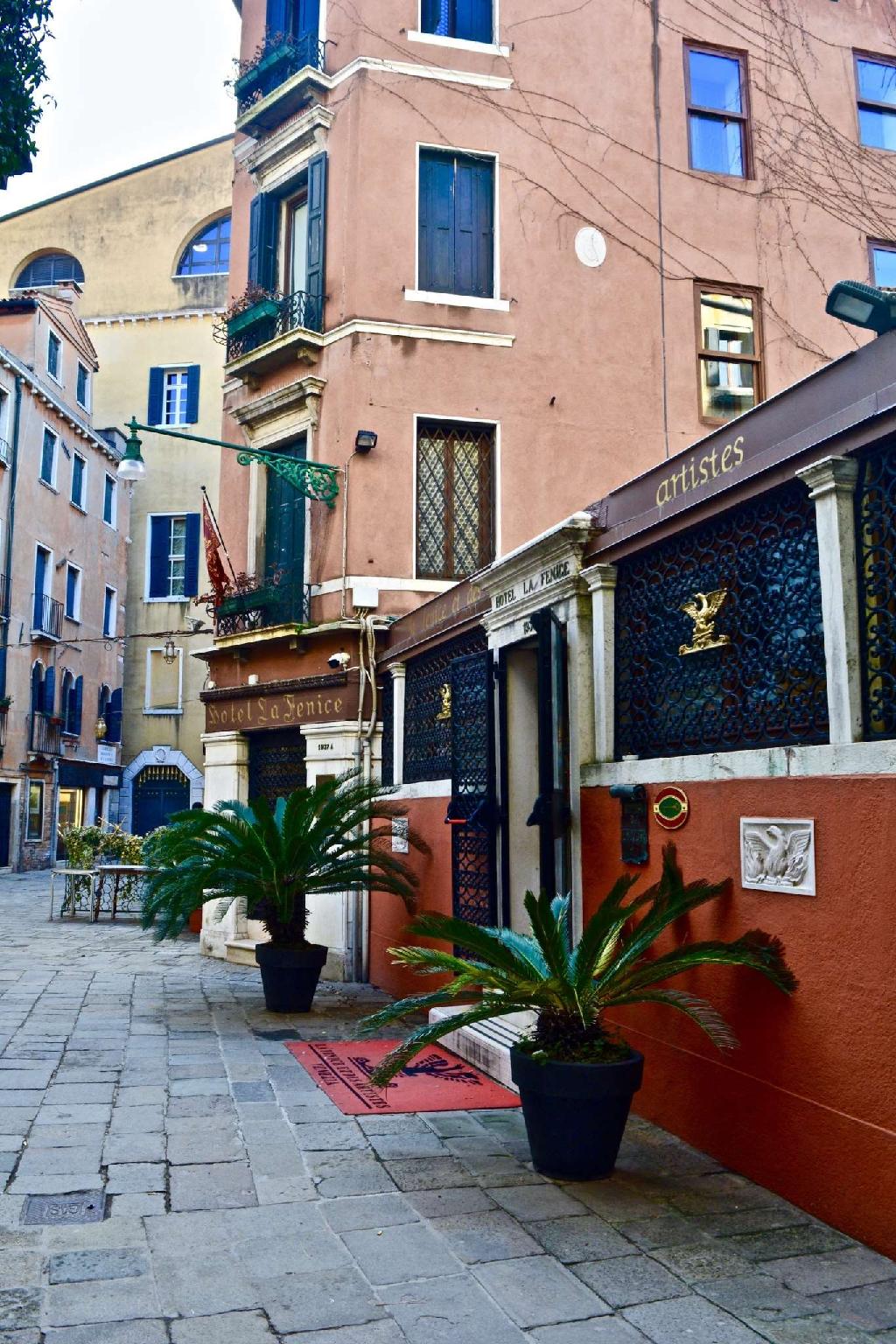 Ngoại cảnh khách sạn