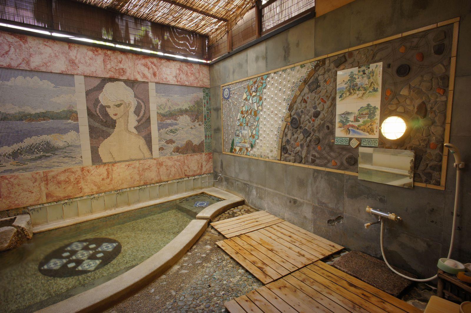 Tắm suối nước nóng