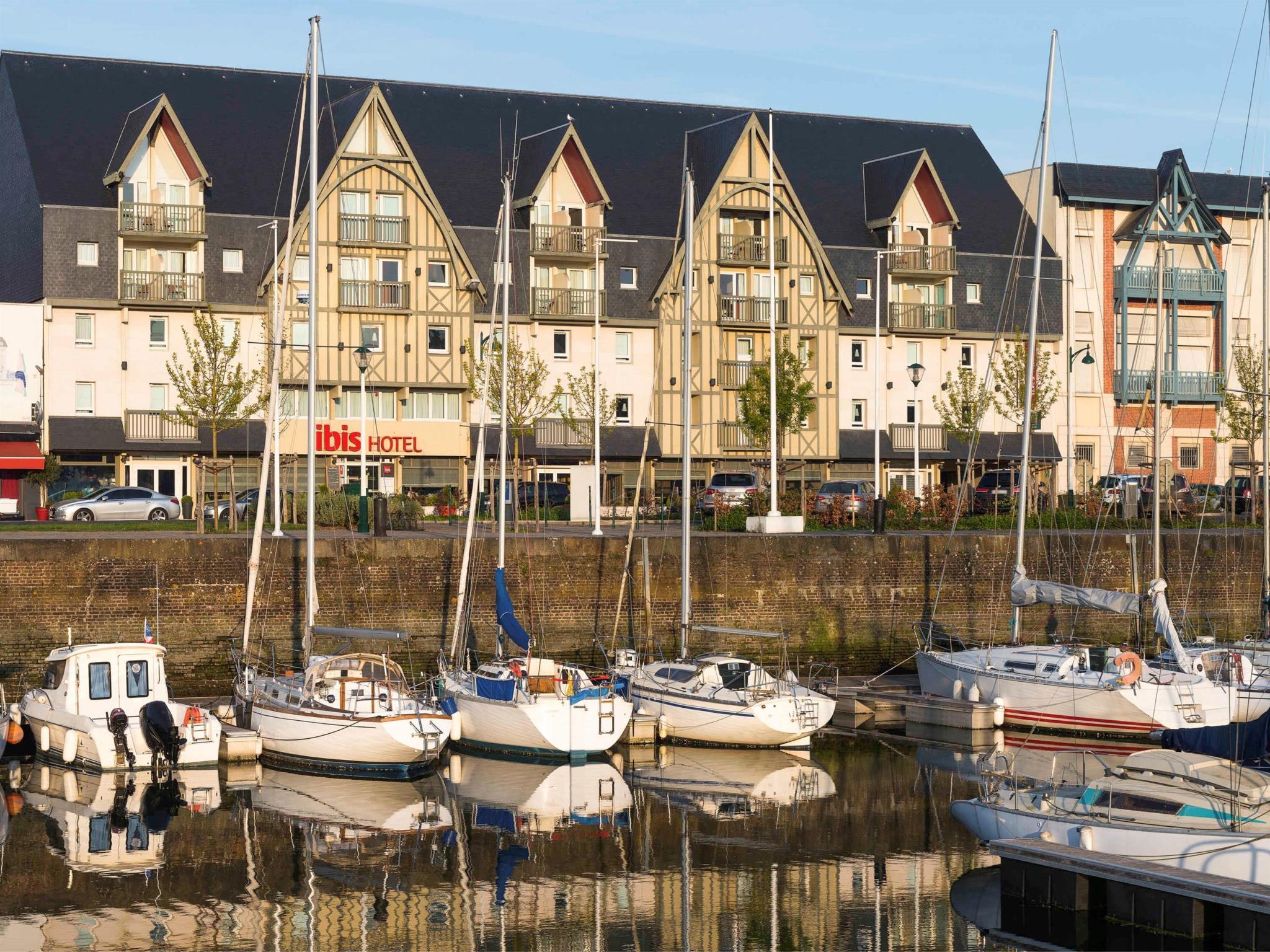 Khu vực xung quanh