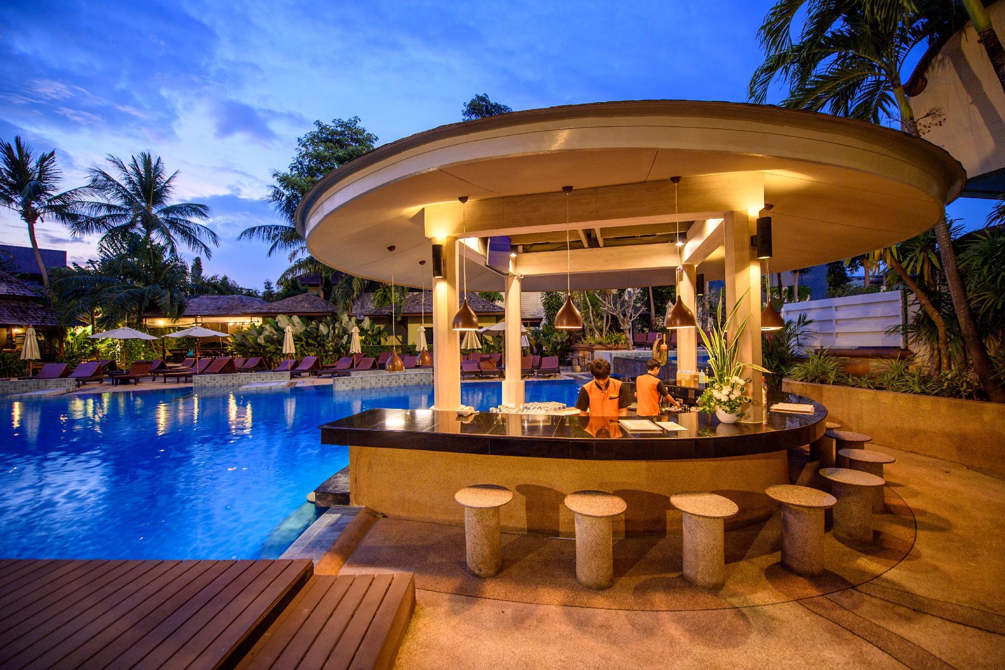 Quán bar cạnh bể bơi