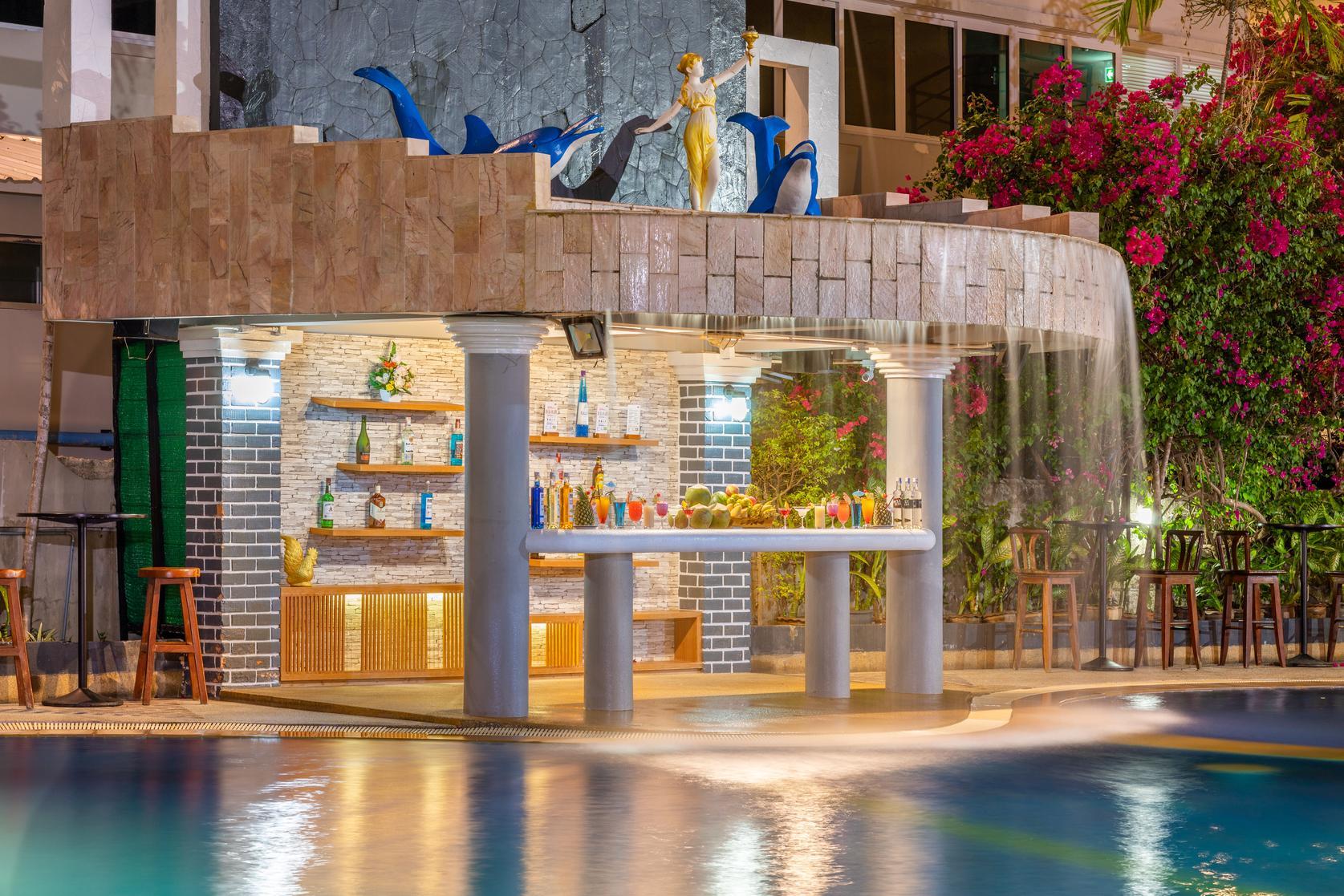 Quán bar cạnh bể bơi