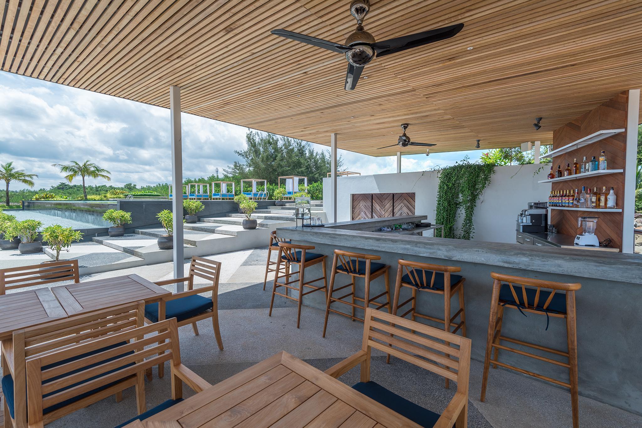 Quán bar cạnh bể bơi