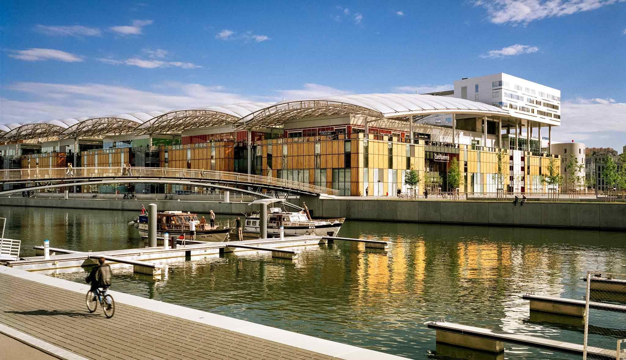 Khu vực xung quanh