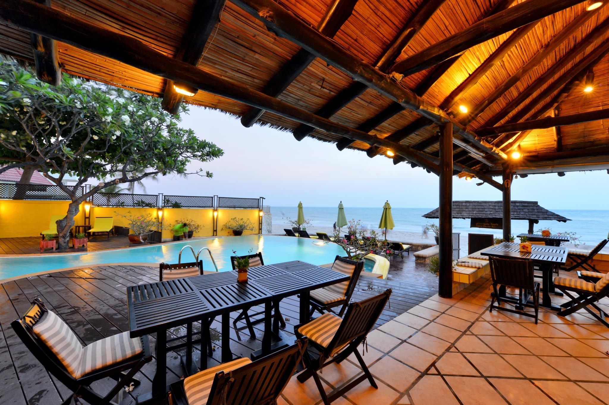 Quán bar cạnh bể bơi