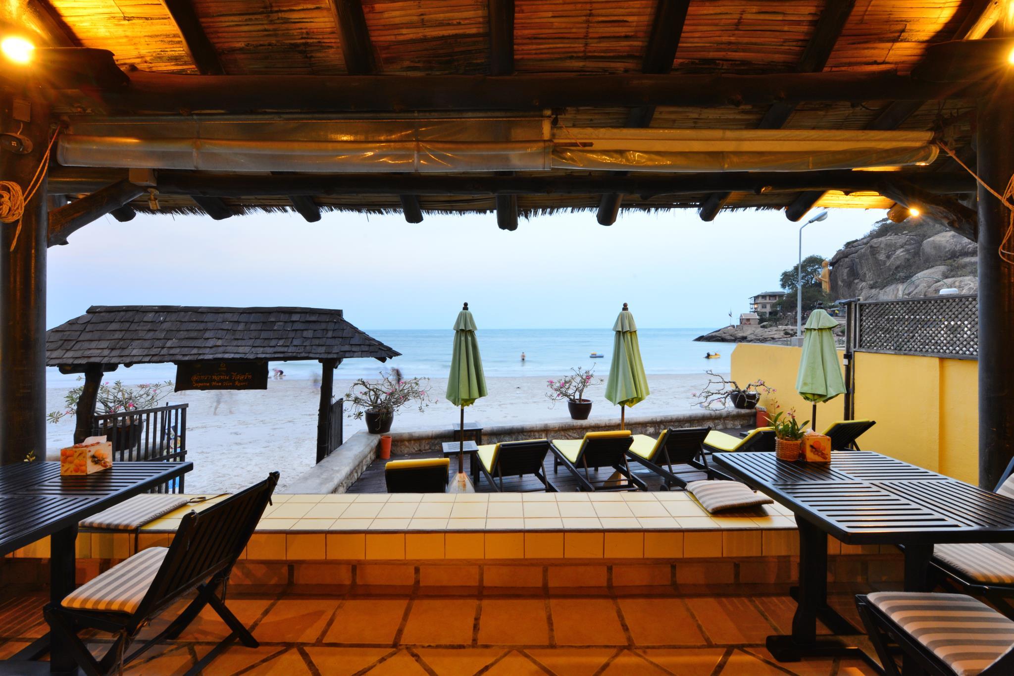 Quán bar cạnh bể bơi