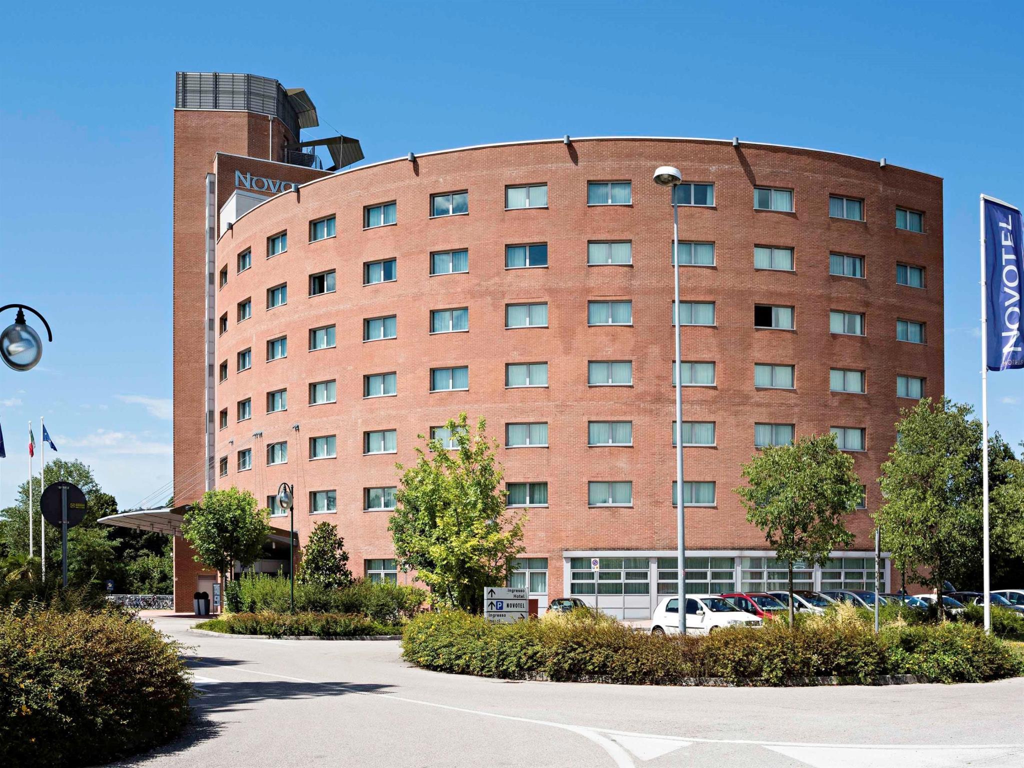 Ngoại cảnh khách sạn