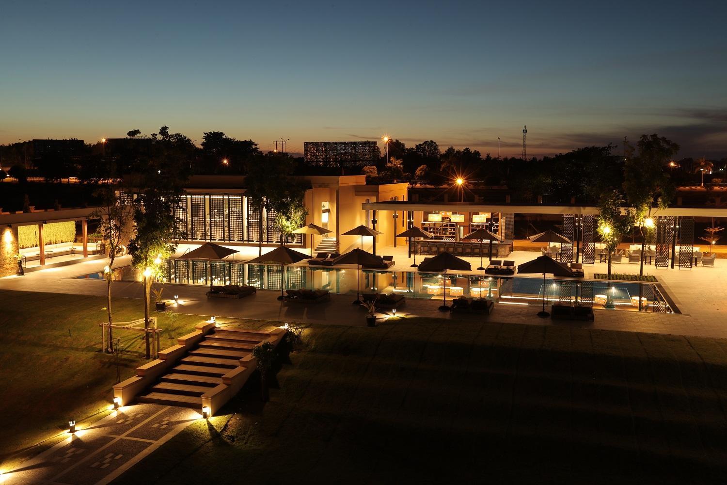 Quán bar cạnh bể bơi