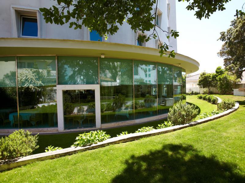 Khu vực xung quanh