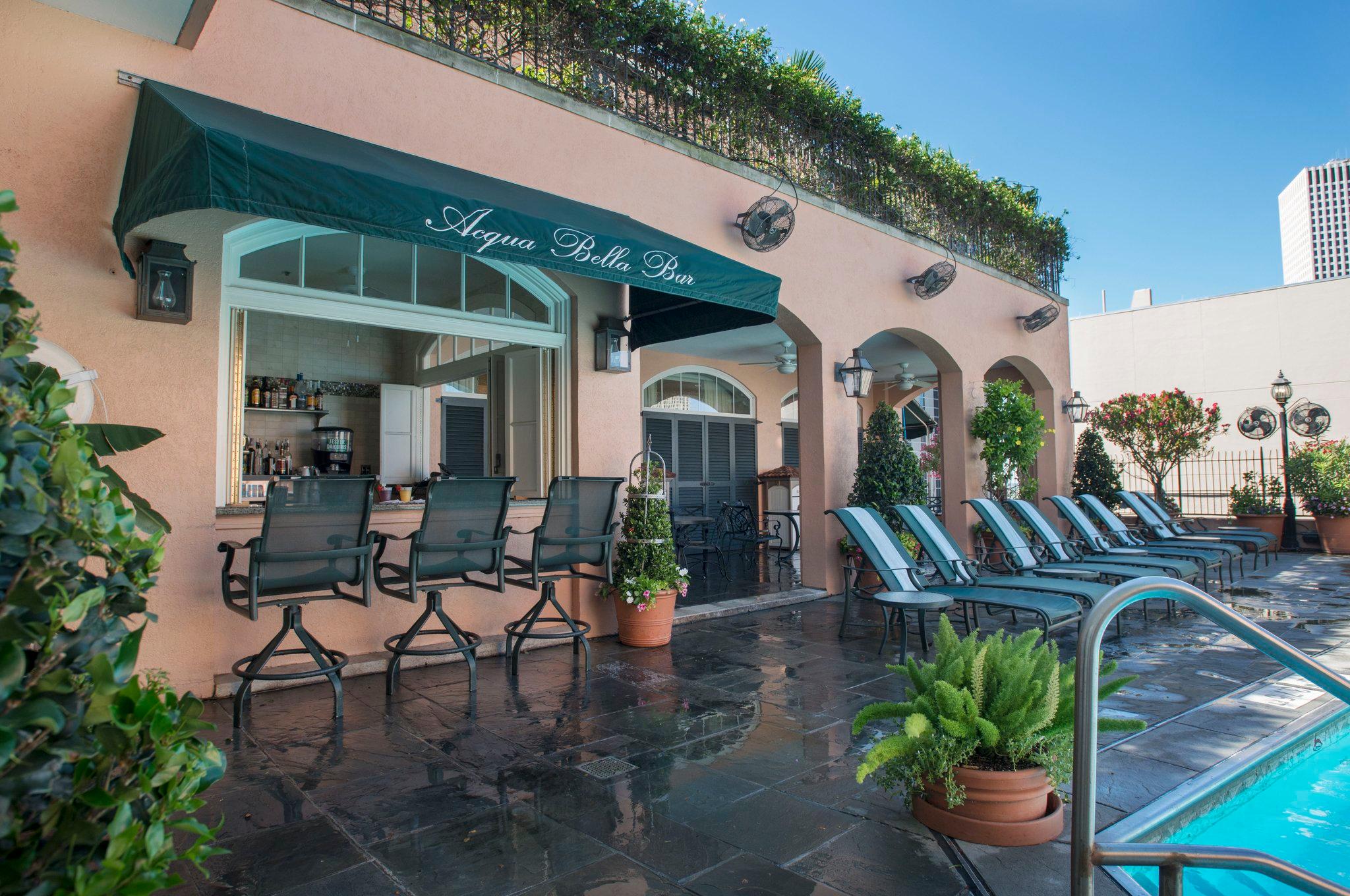 Quán bar cạnh bể bơi