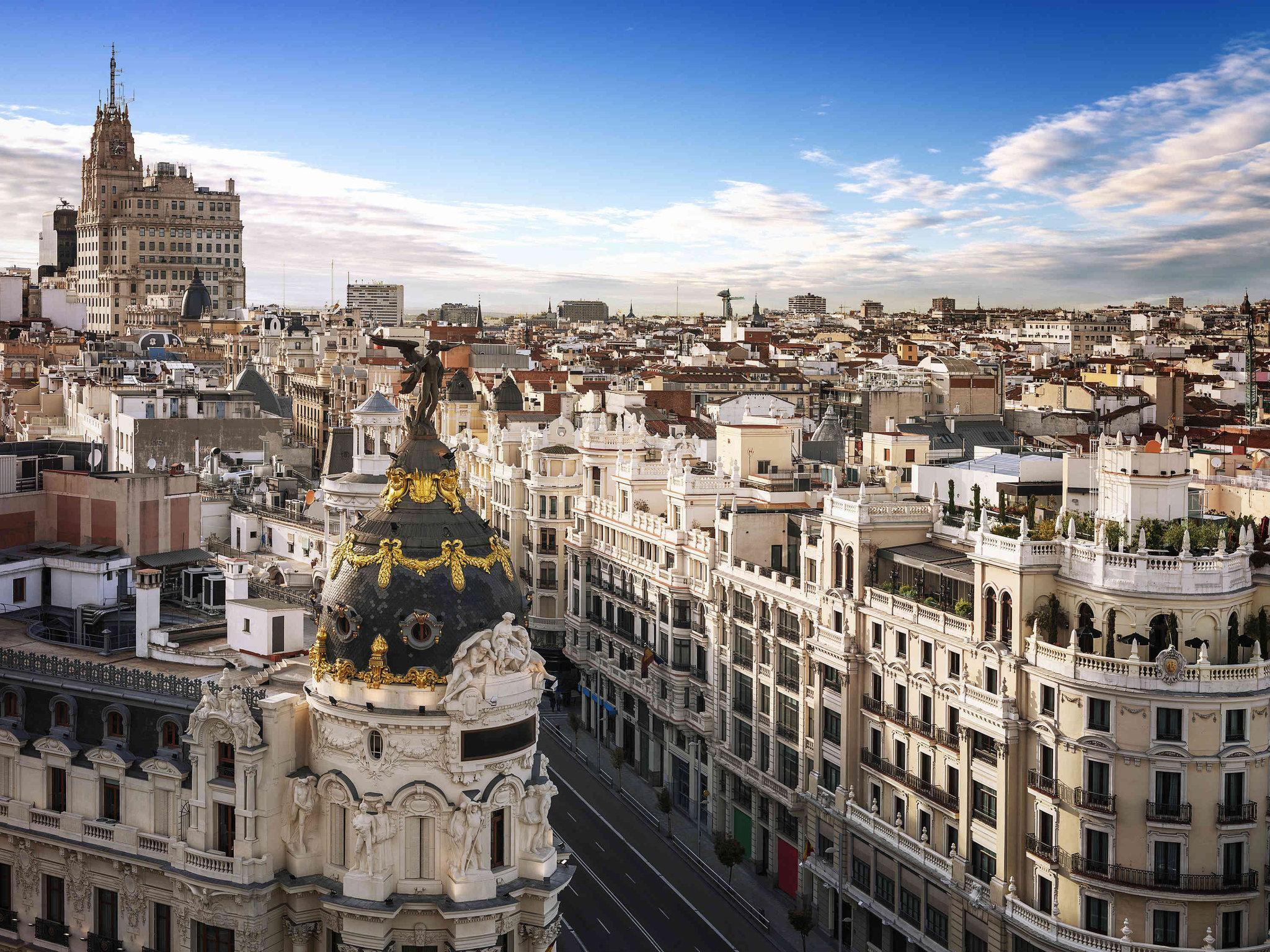 Khu vực xung quanh