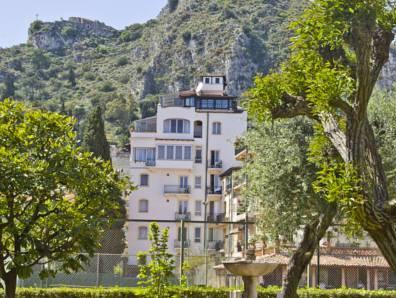 Nơi tham quan gần đây