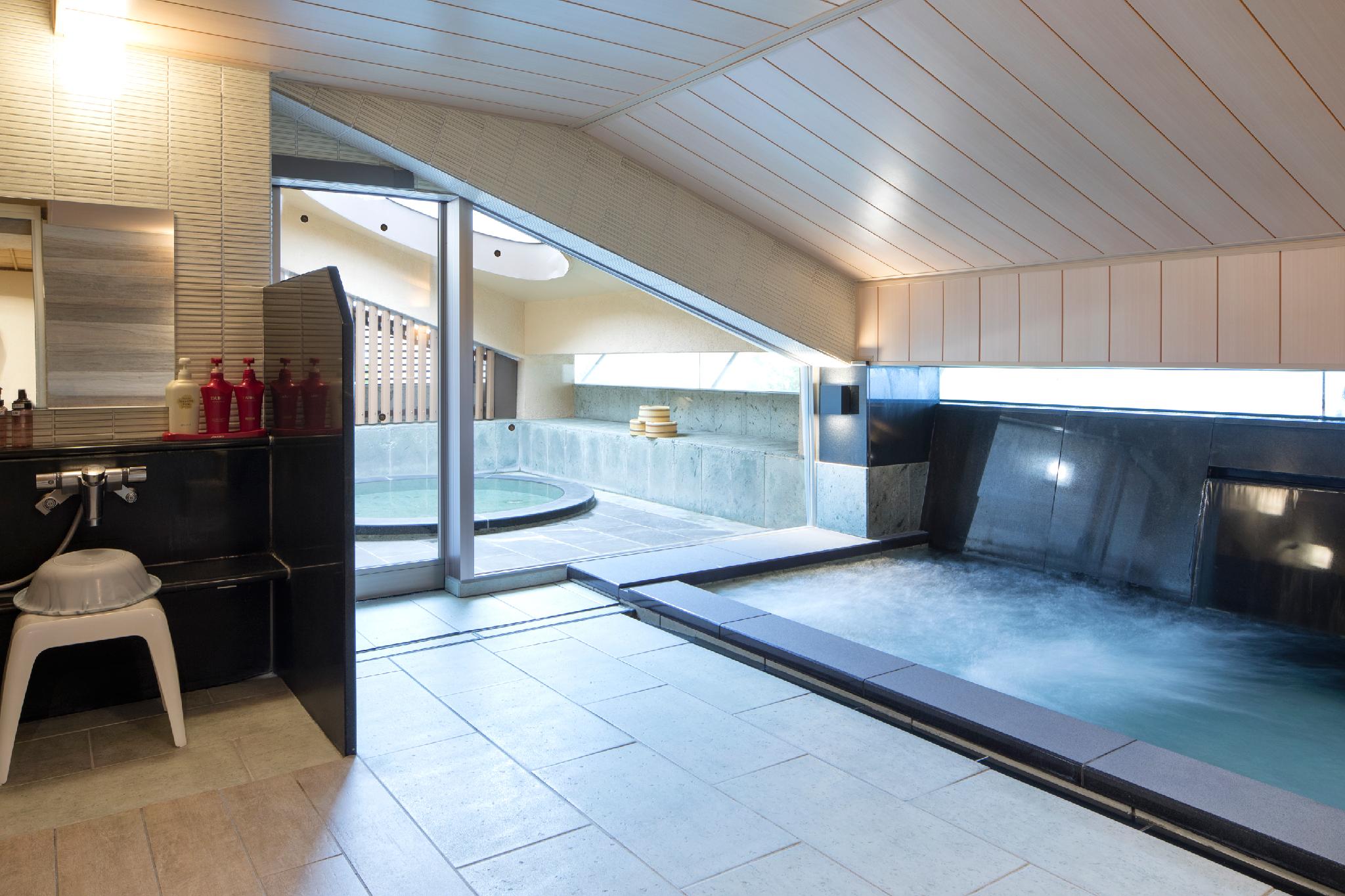 Tắm suối nước nóng