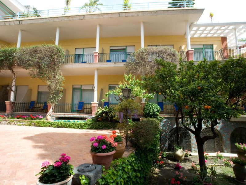 Ngoại cảnh khách sạn