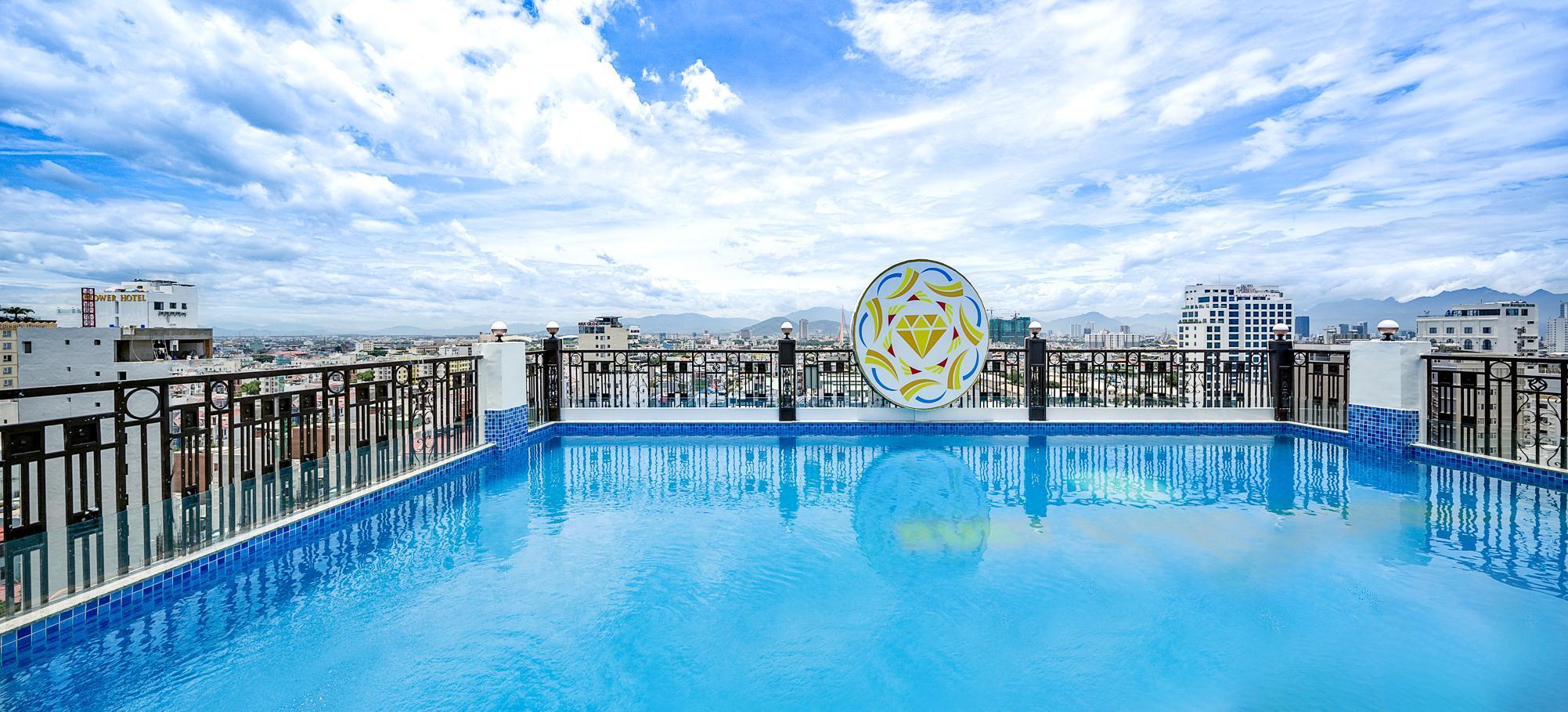 Quán bar cạnh bể bơi