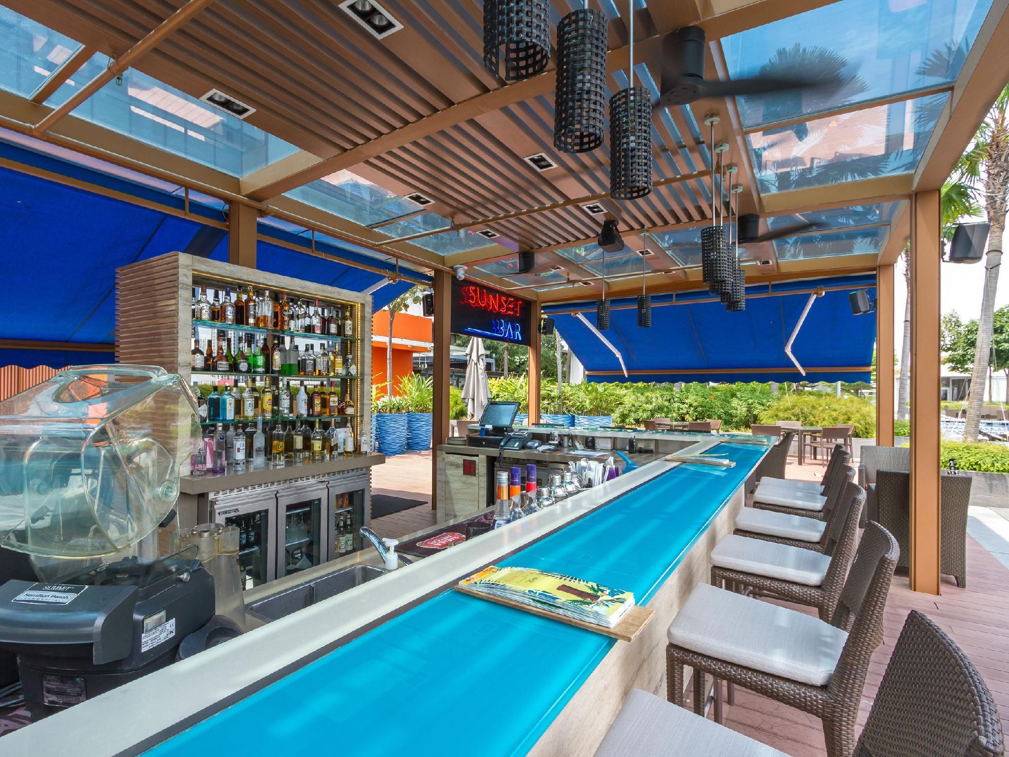 Quán bar cạnh bể bơi