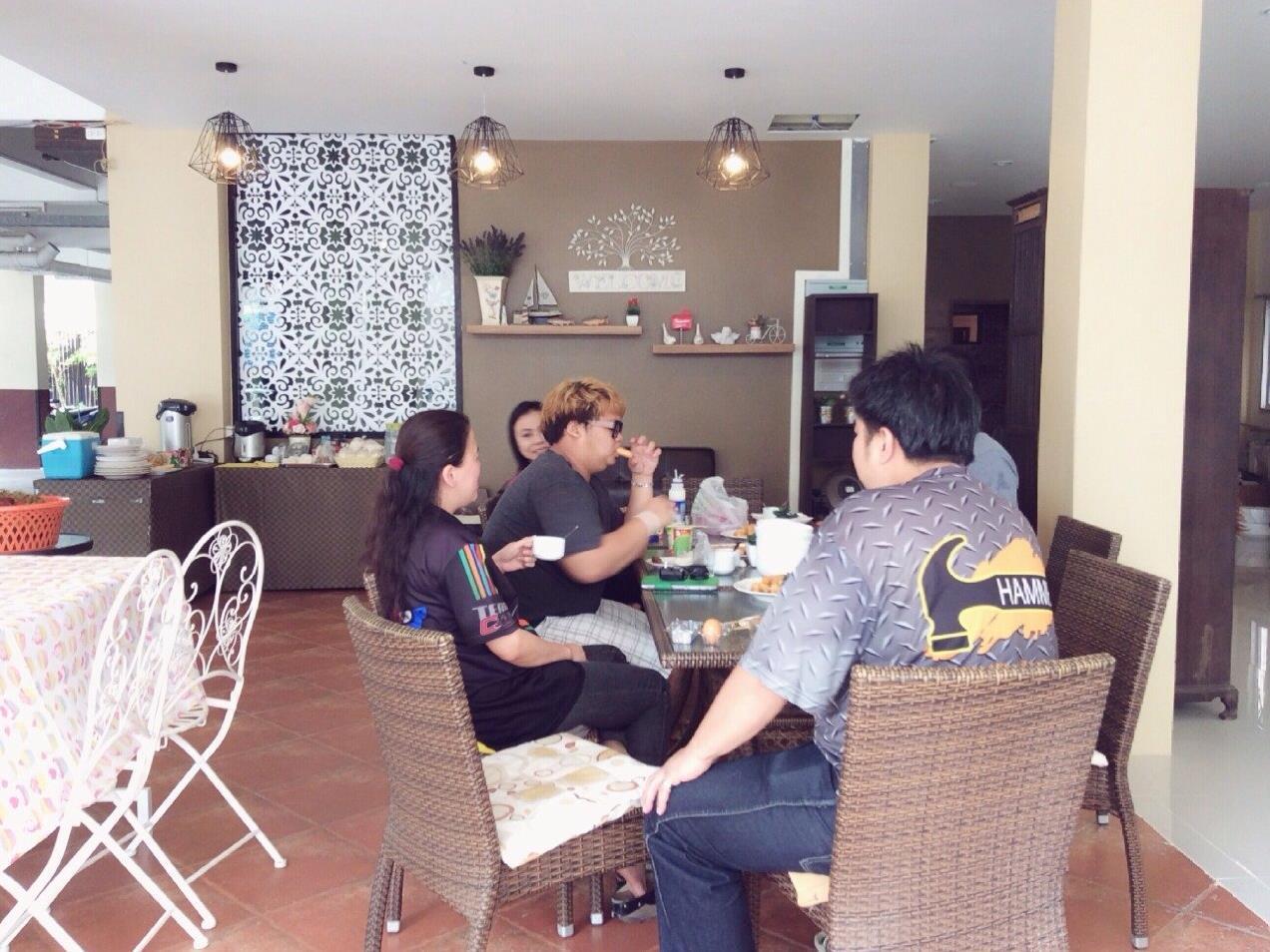 Khu vực xung quanh