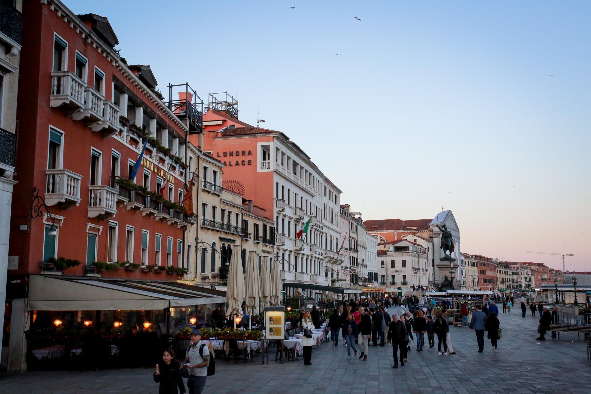 Ngoại cảnh khách sạn