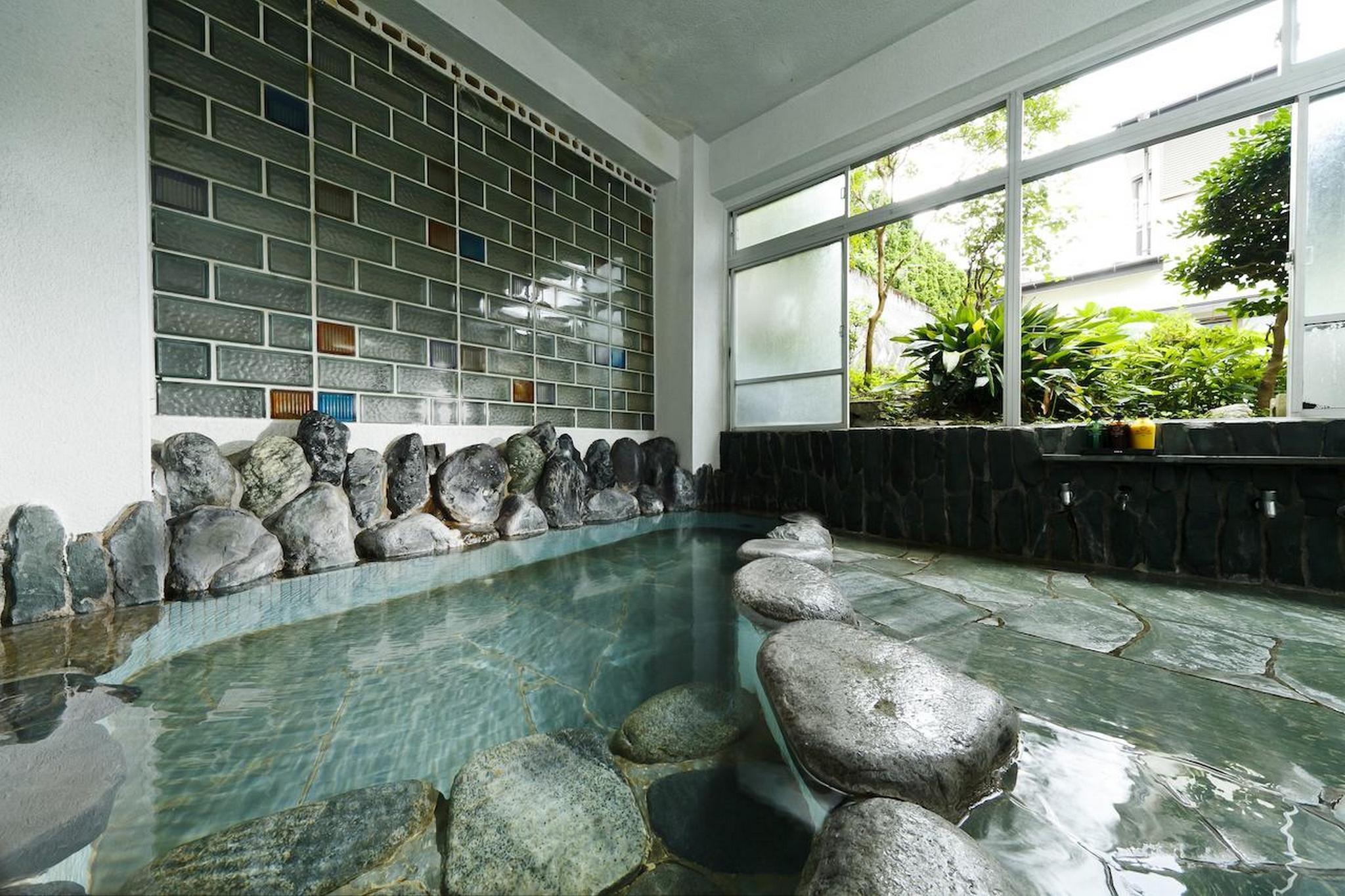 Tắm suối nước nóng