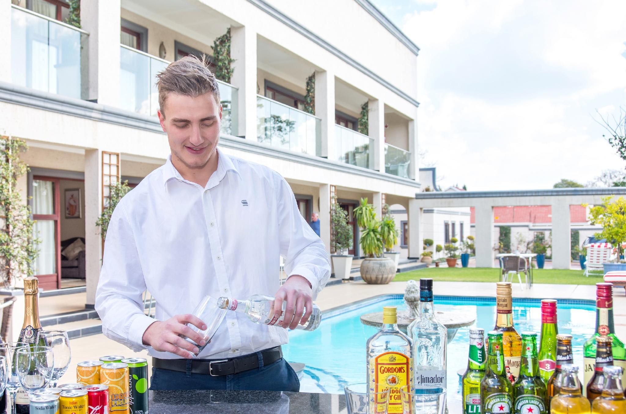 Quán bar cạnh bể bơi