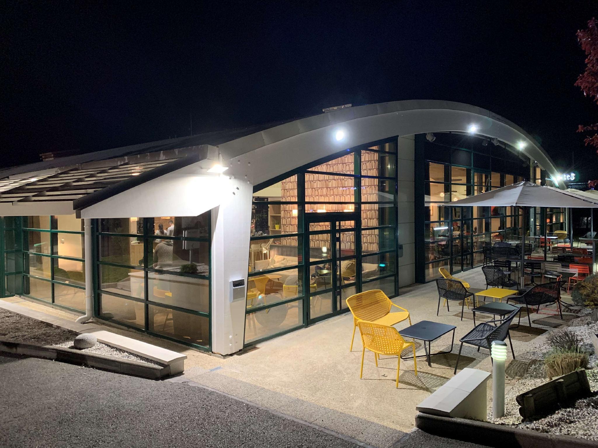 Ngoại cảnh khách sạn