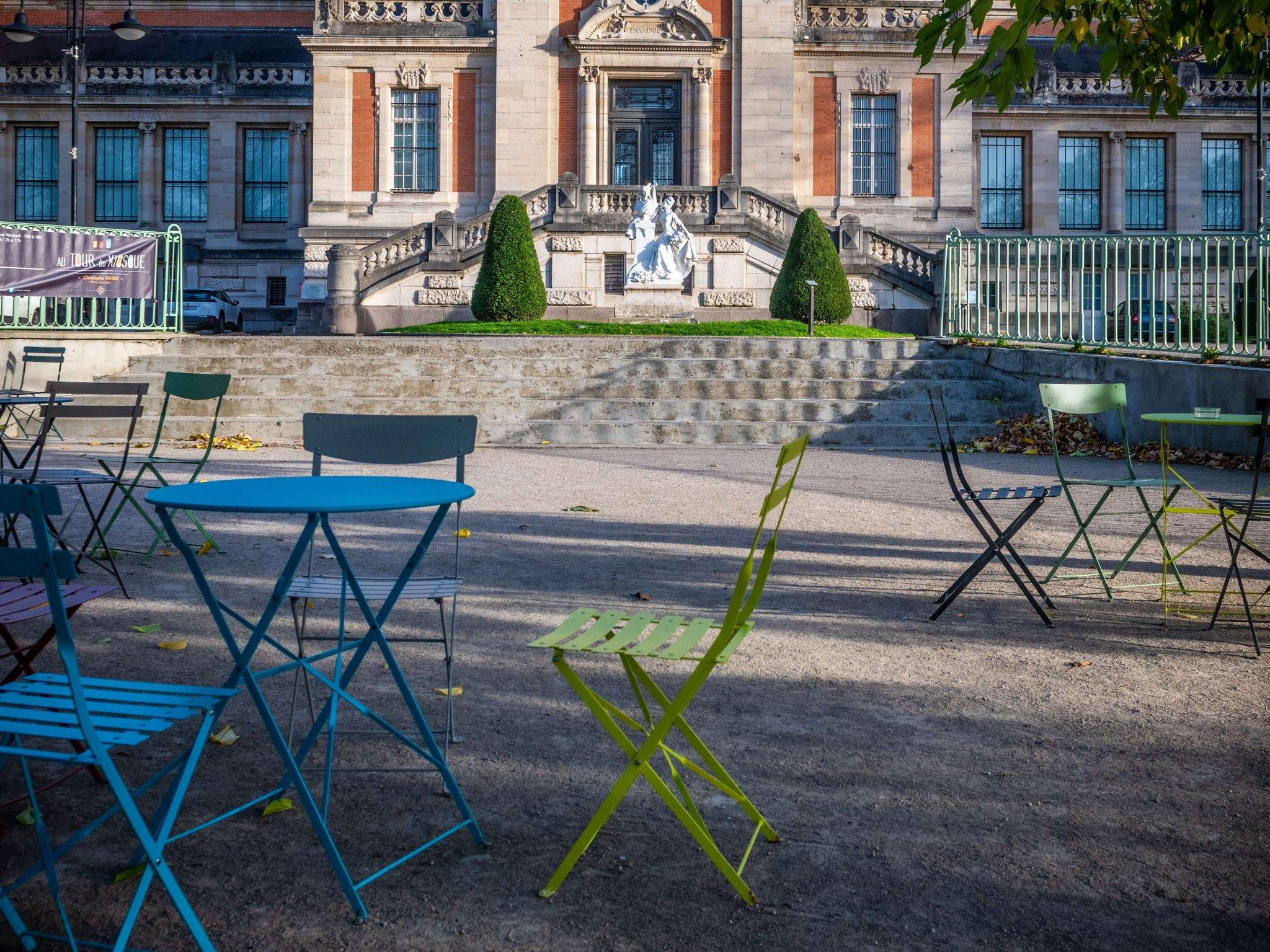 Khu vực xung quanh