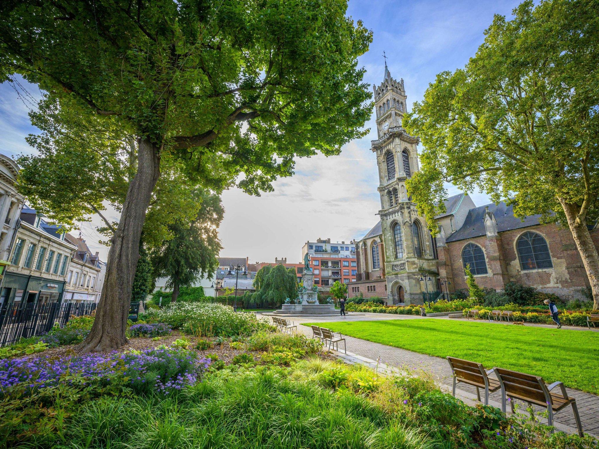 Khu vực xung quanh