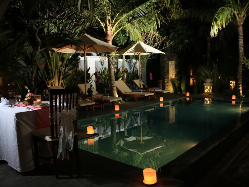 Quán bar cạnh bể bơi