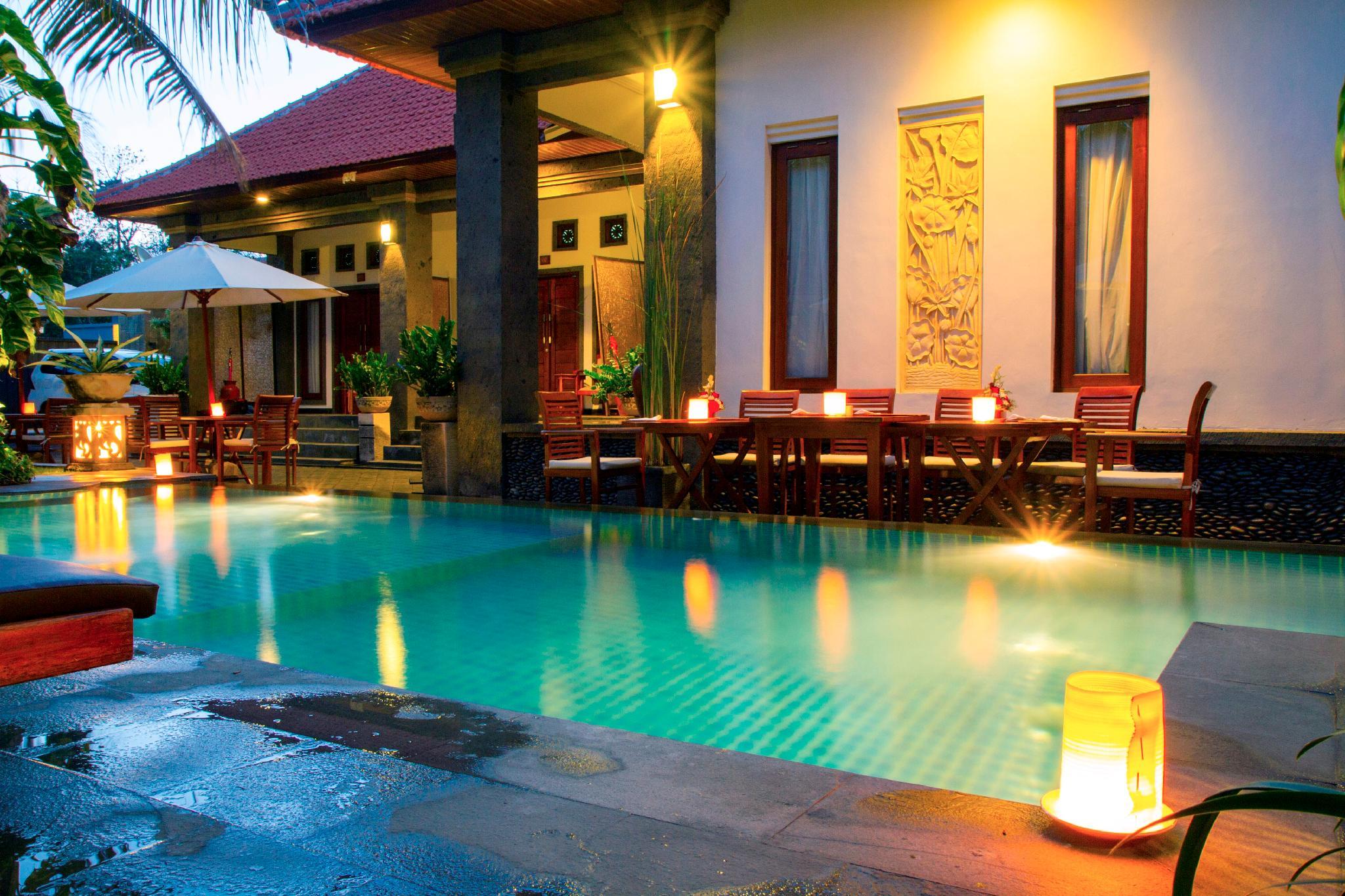 Quán bar cạnh bể bơi