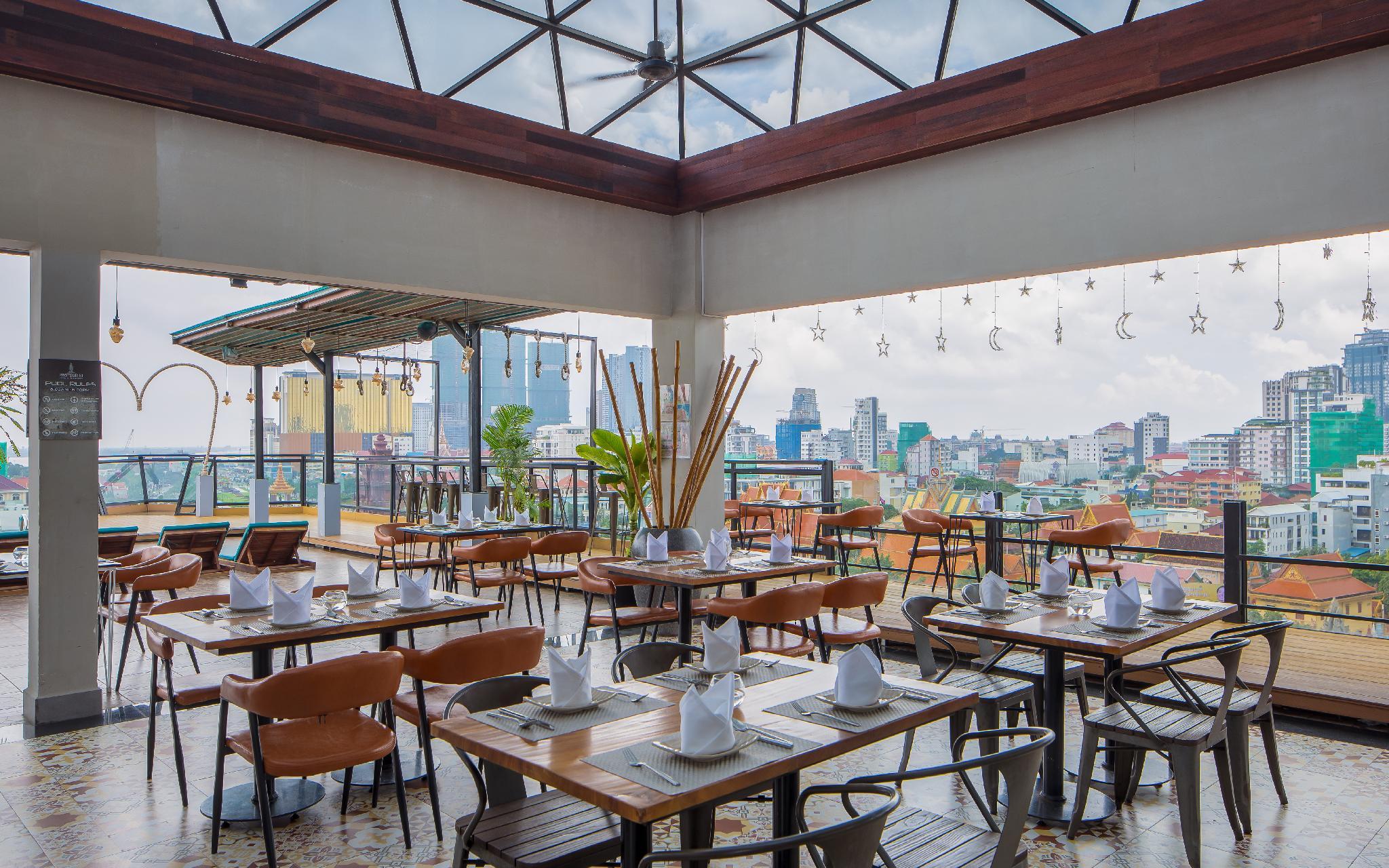 Quán bar cạnh bể bơi