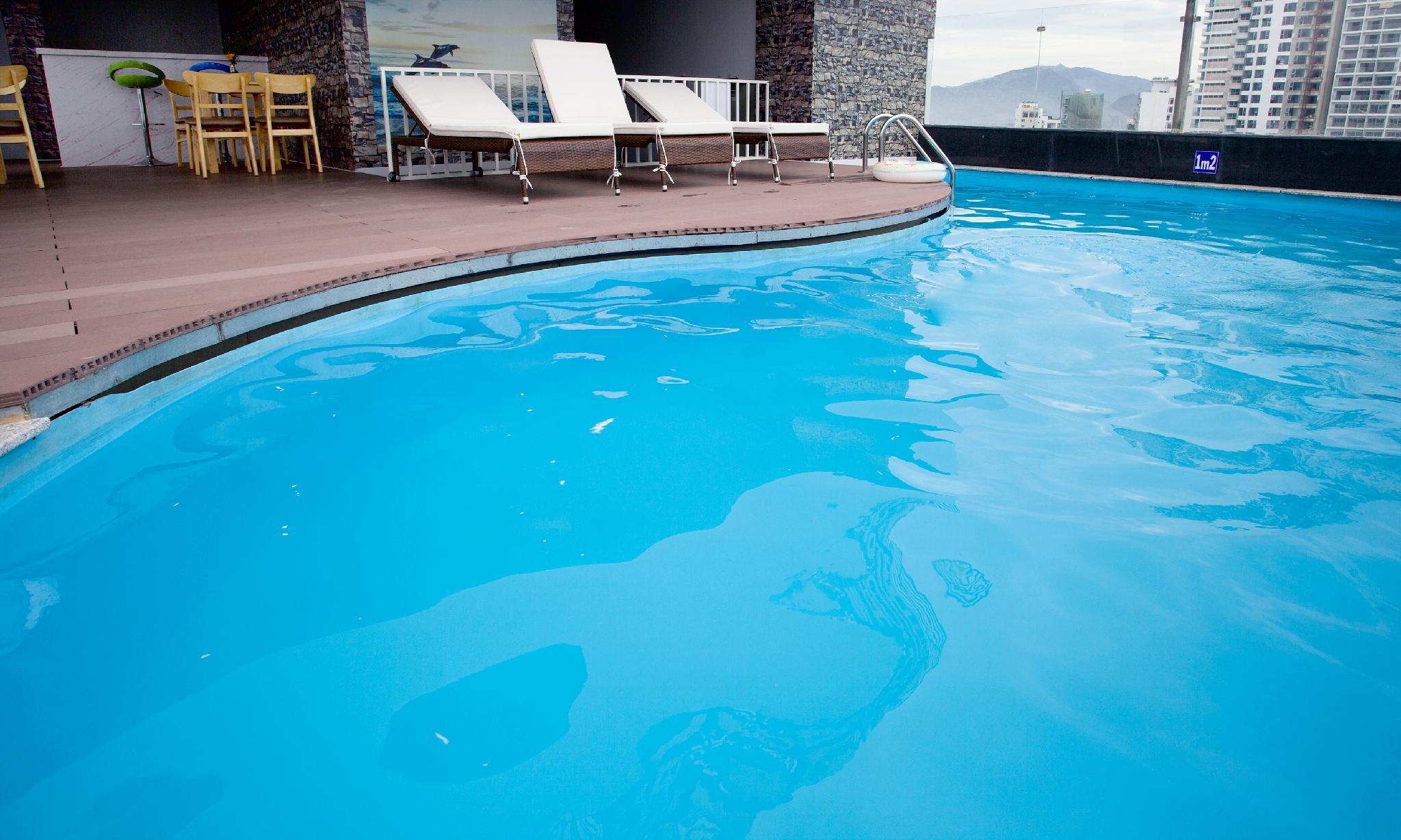 Quán bar cạnh bể bơi