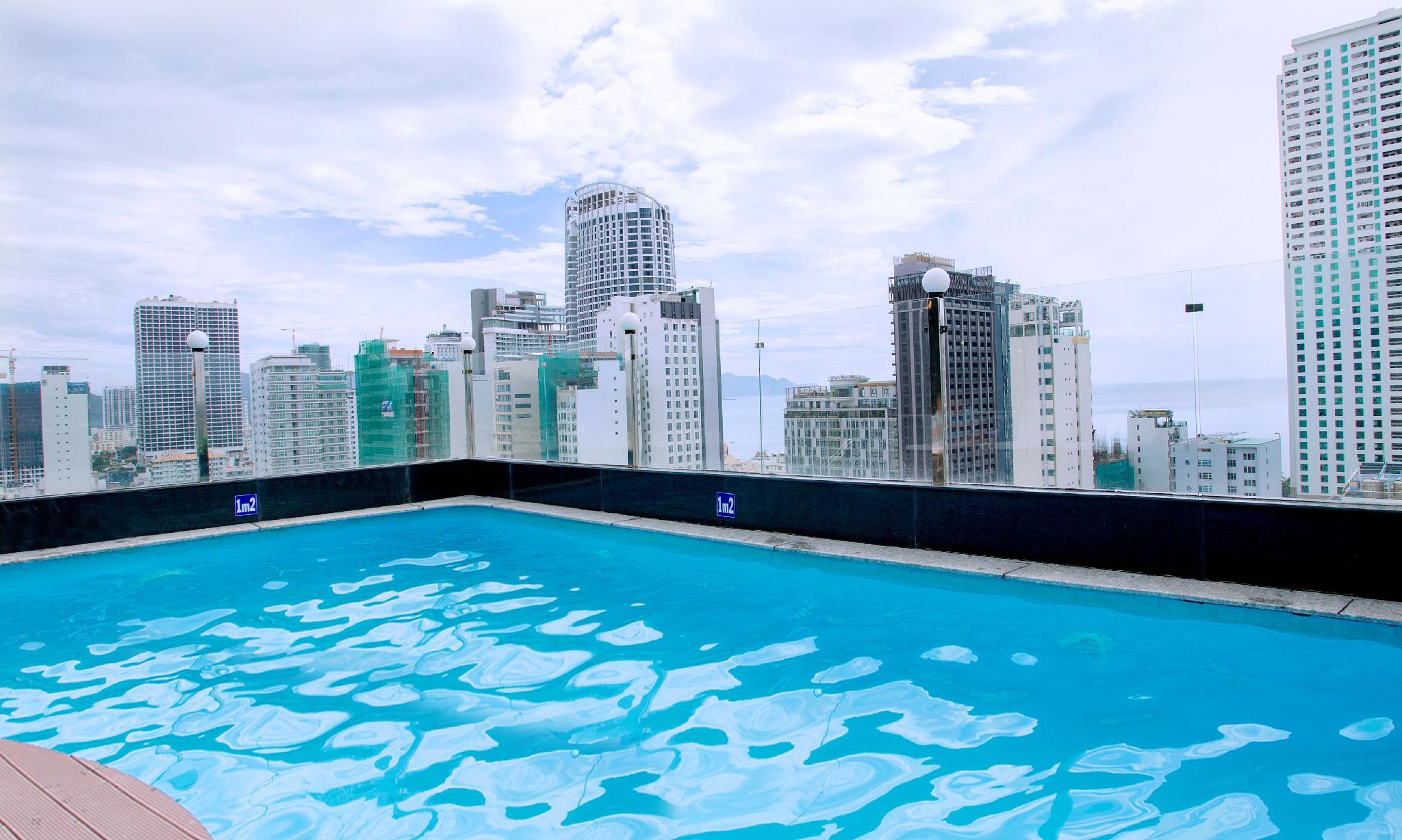 Quán bar cạnh bể bơi