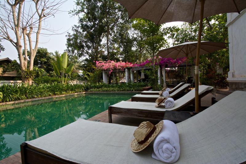 Khu vực xung quanh