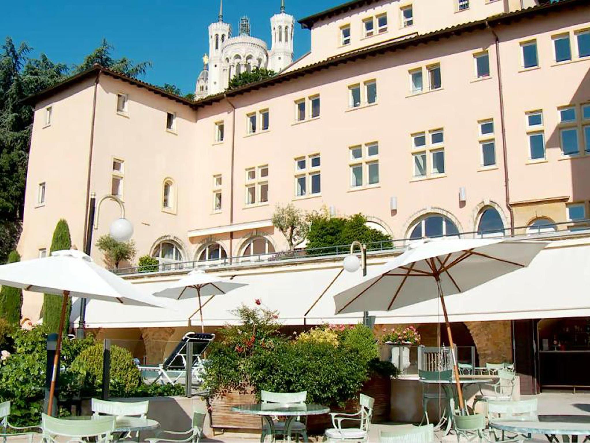 Ngoại cảnh khách sạn