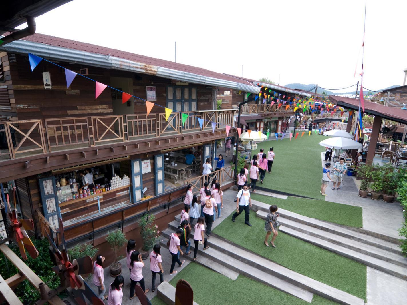 Nơi tham quan gần đây