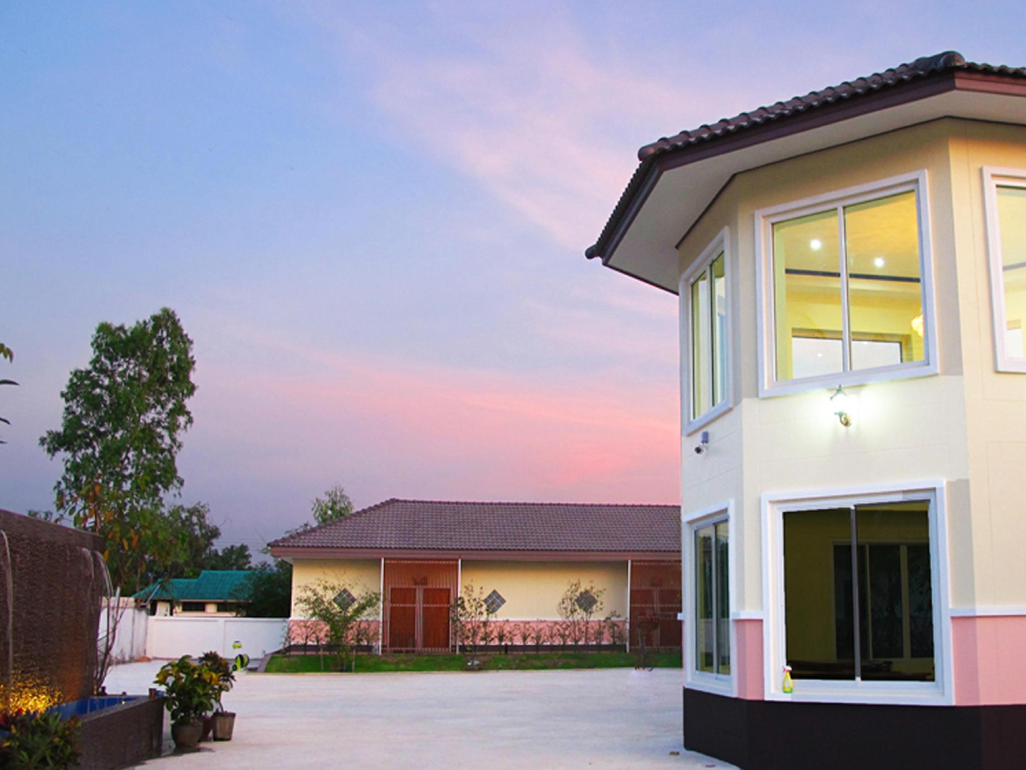 Khu vực xung quanh