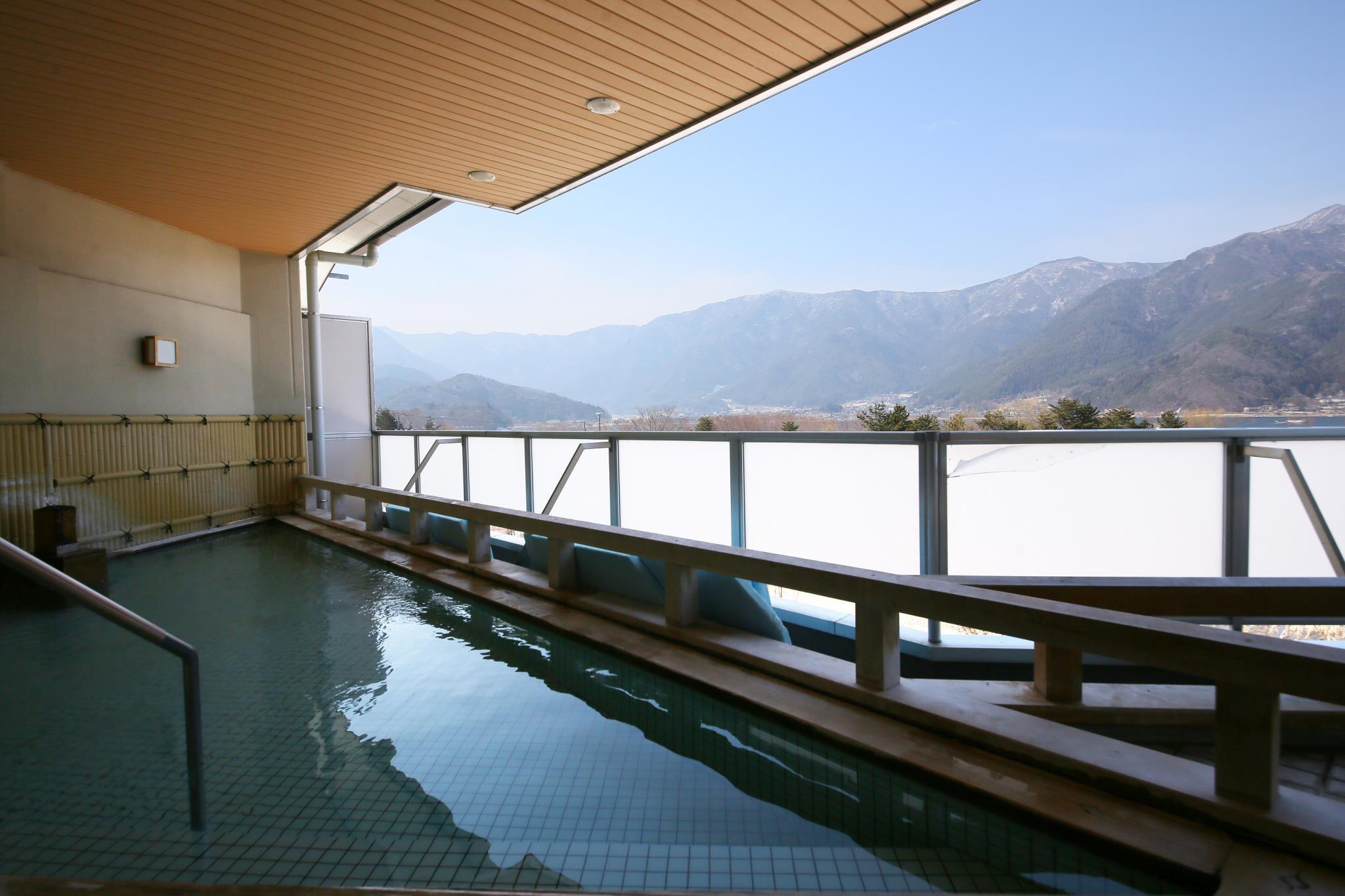 Tắm suối nước nóng