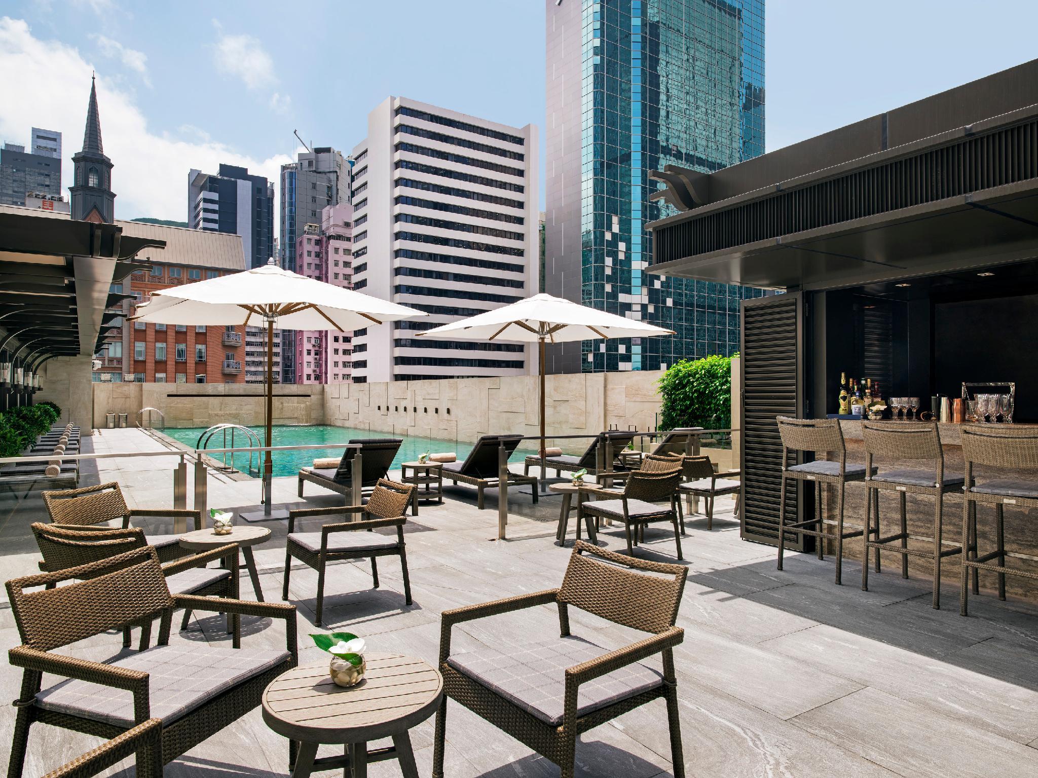 Quán bar cạnh bể bơi