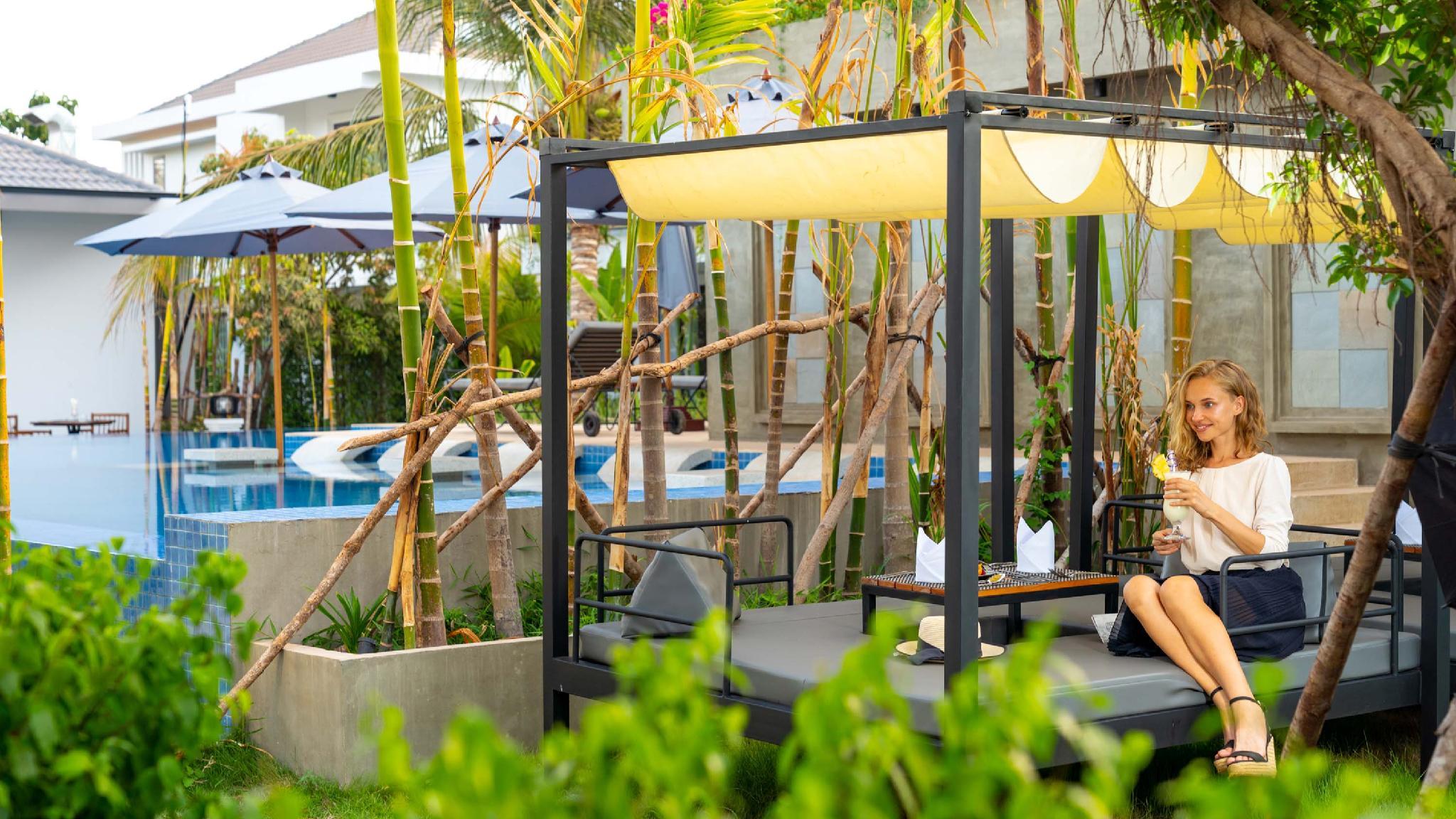 Quán bar cạnh bể bơi