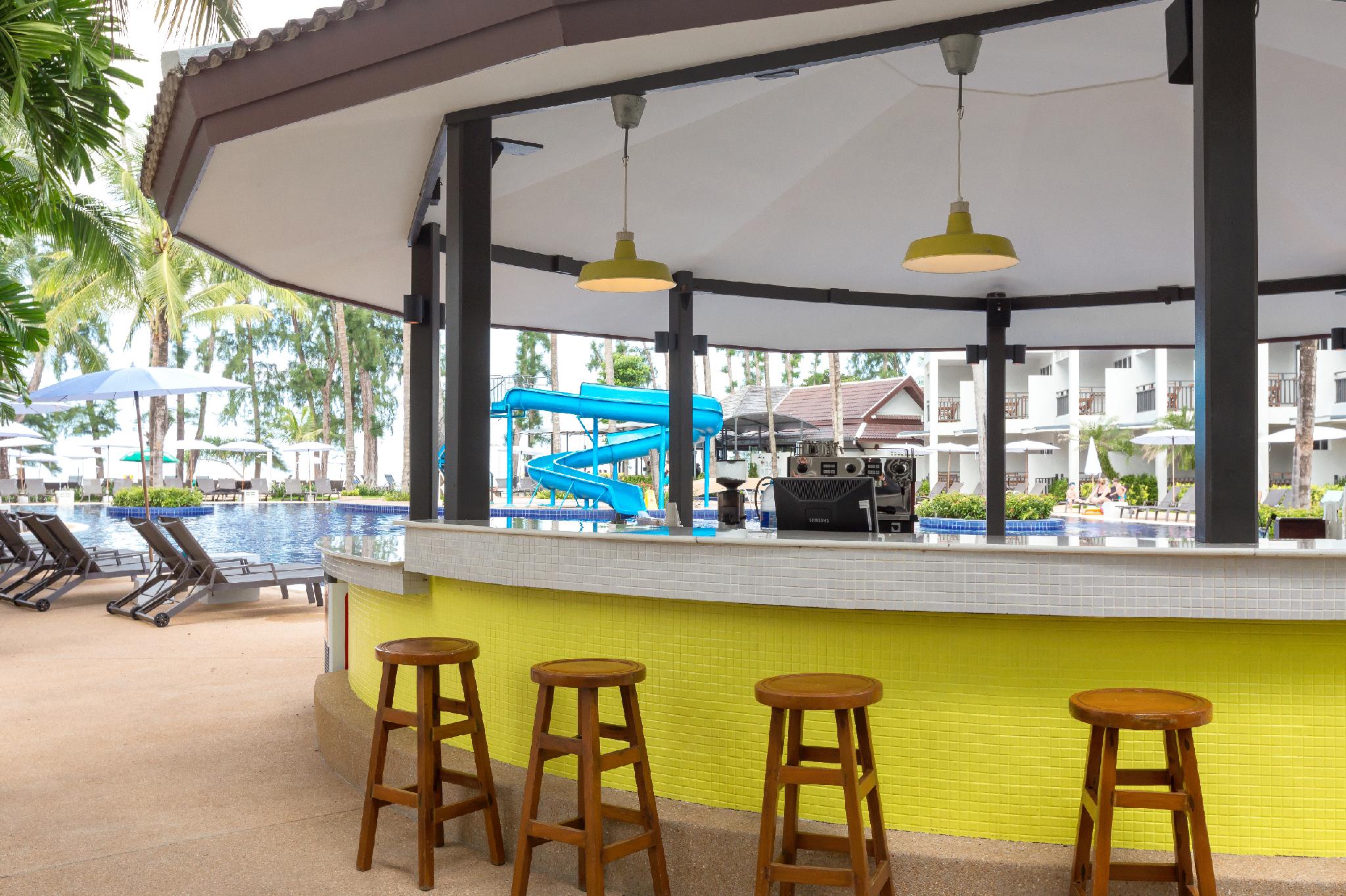 Quán bar cạnh bể bơi