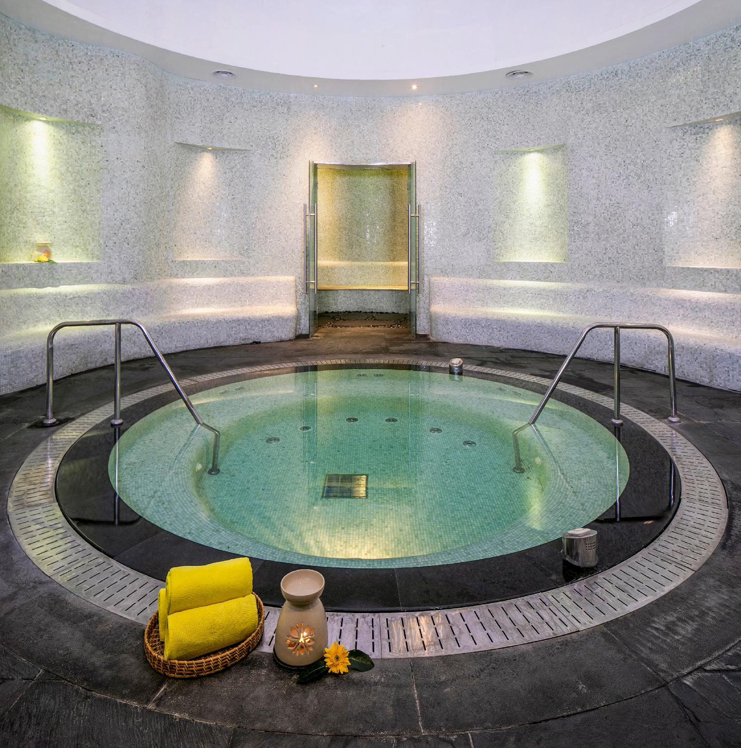 Tắm suối nước nóng