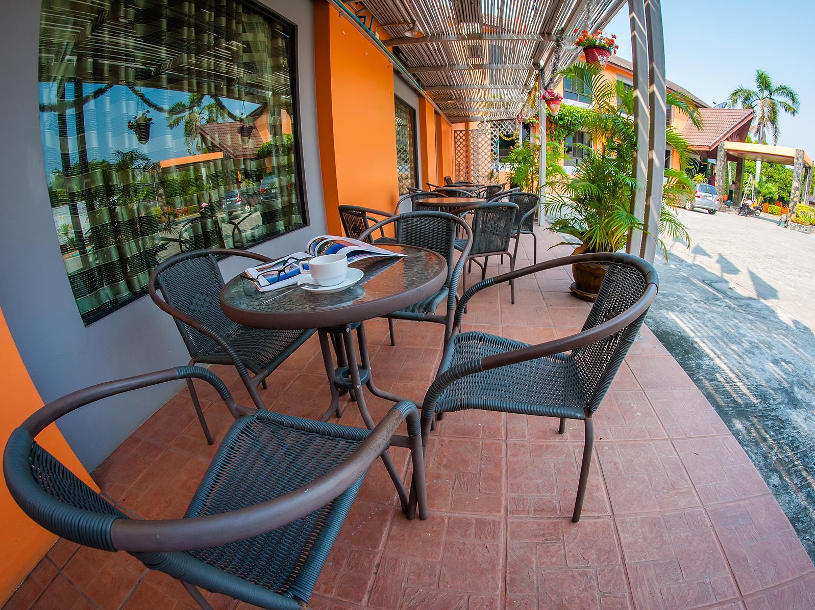 Khu vực xung quanh