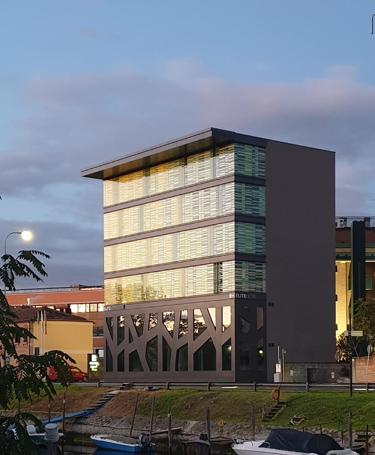 Ngoại cảnh khách sạn