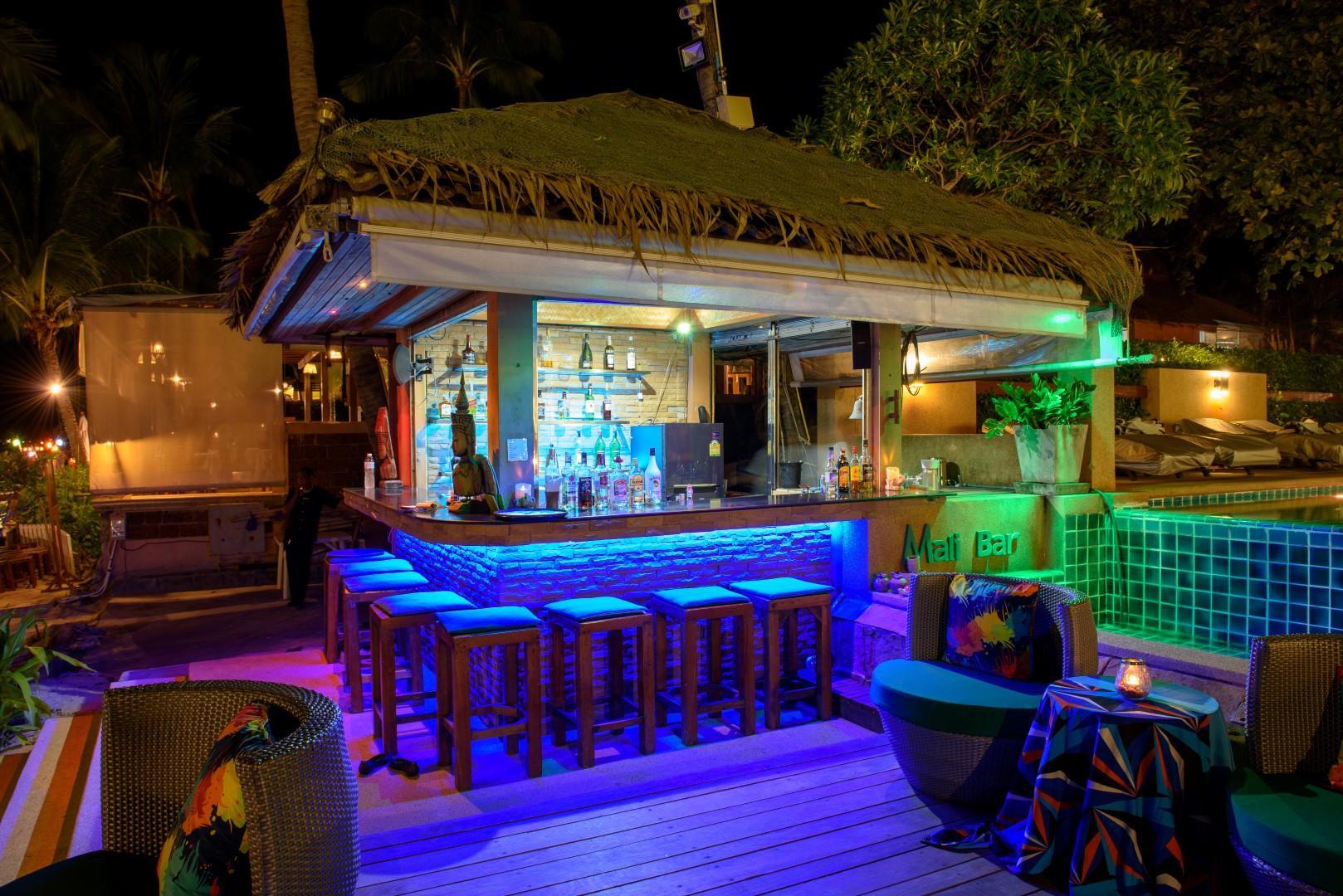 Quán bar cạnh bể bơi