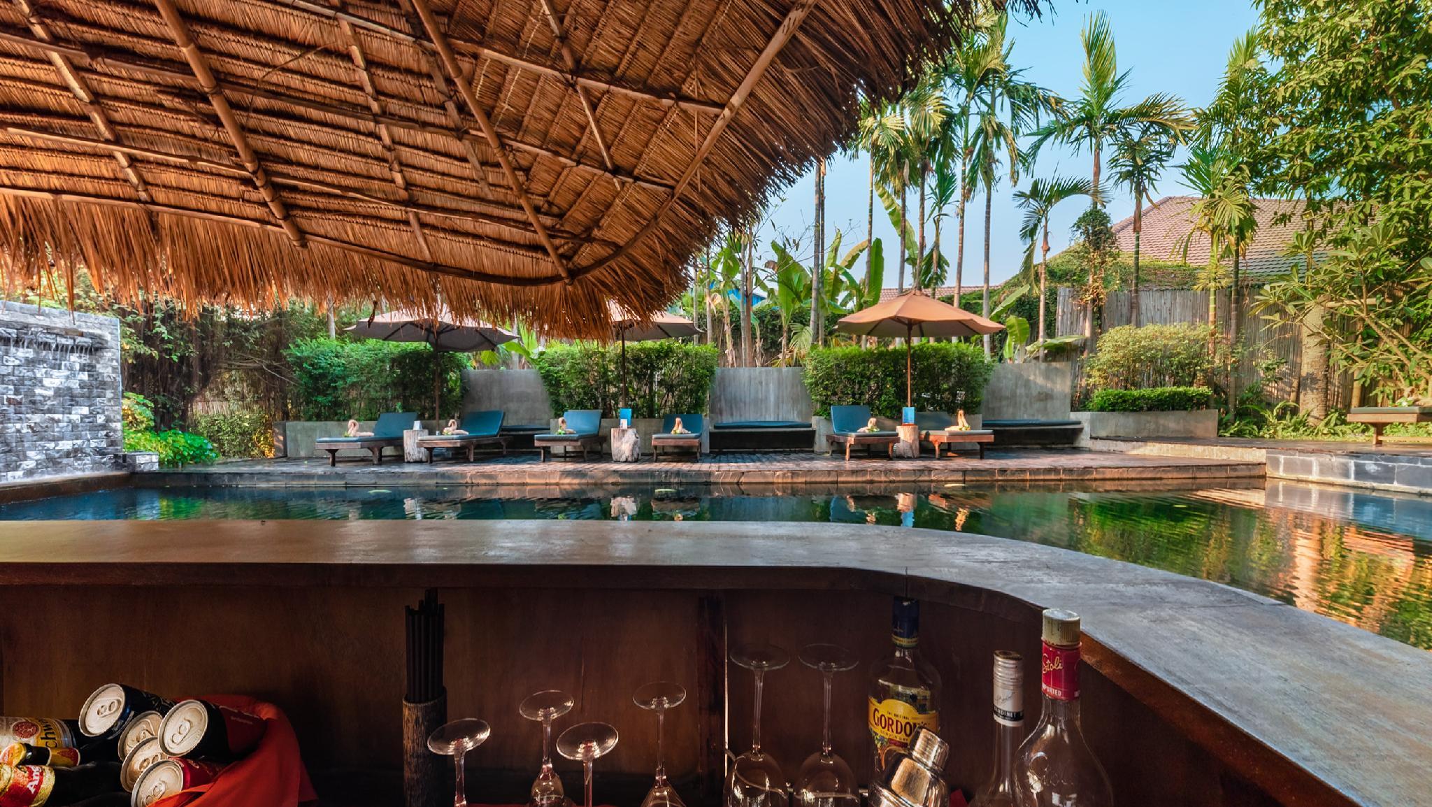 Quán bar cạnh bể bơi