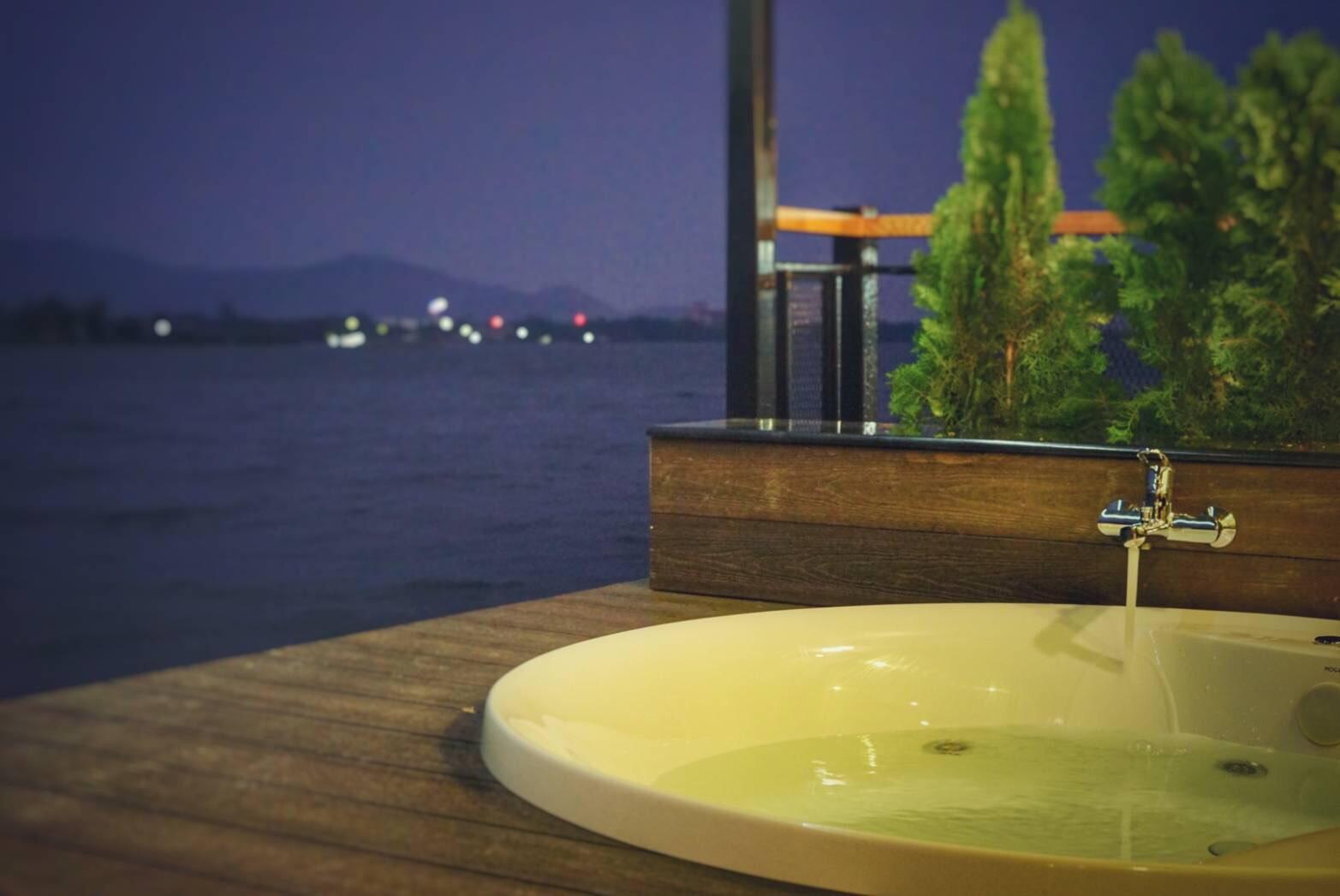 Bồn tắm tạo sóng