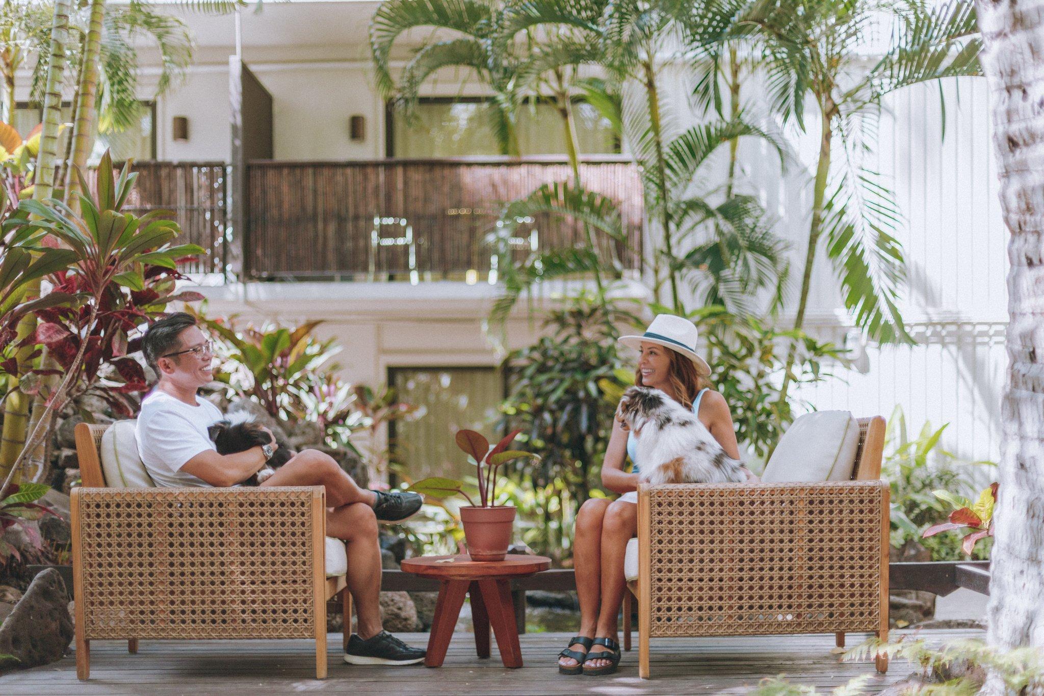 Quán bar cạnh bể bơi