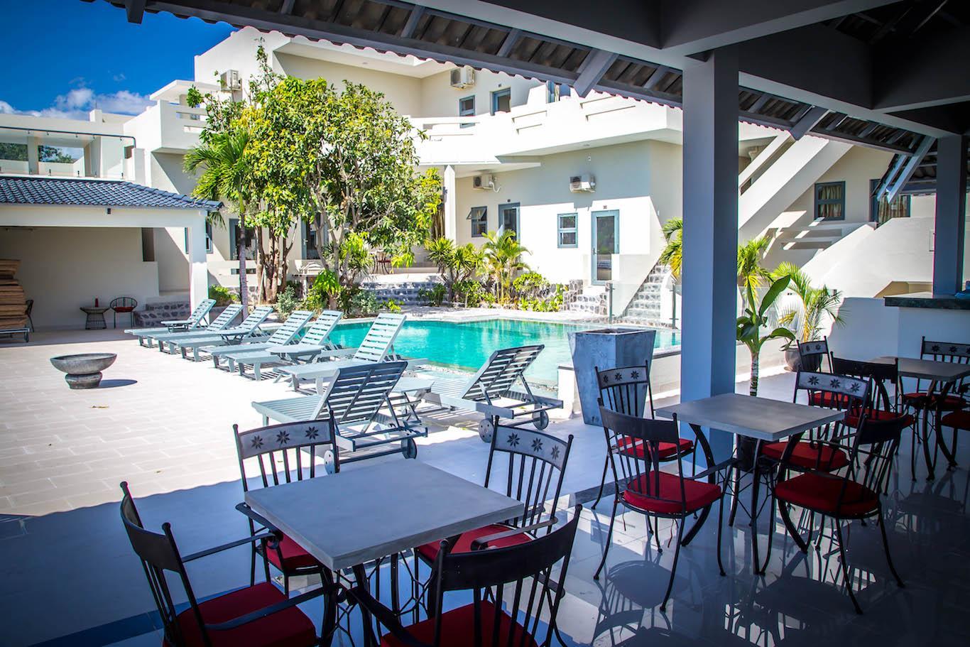 Quán bar cạnh bể bơi